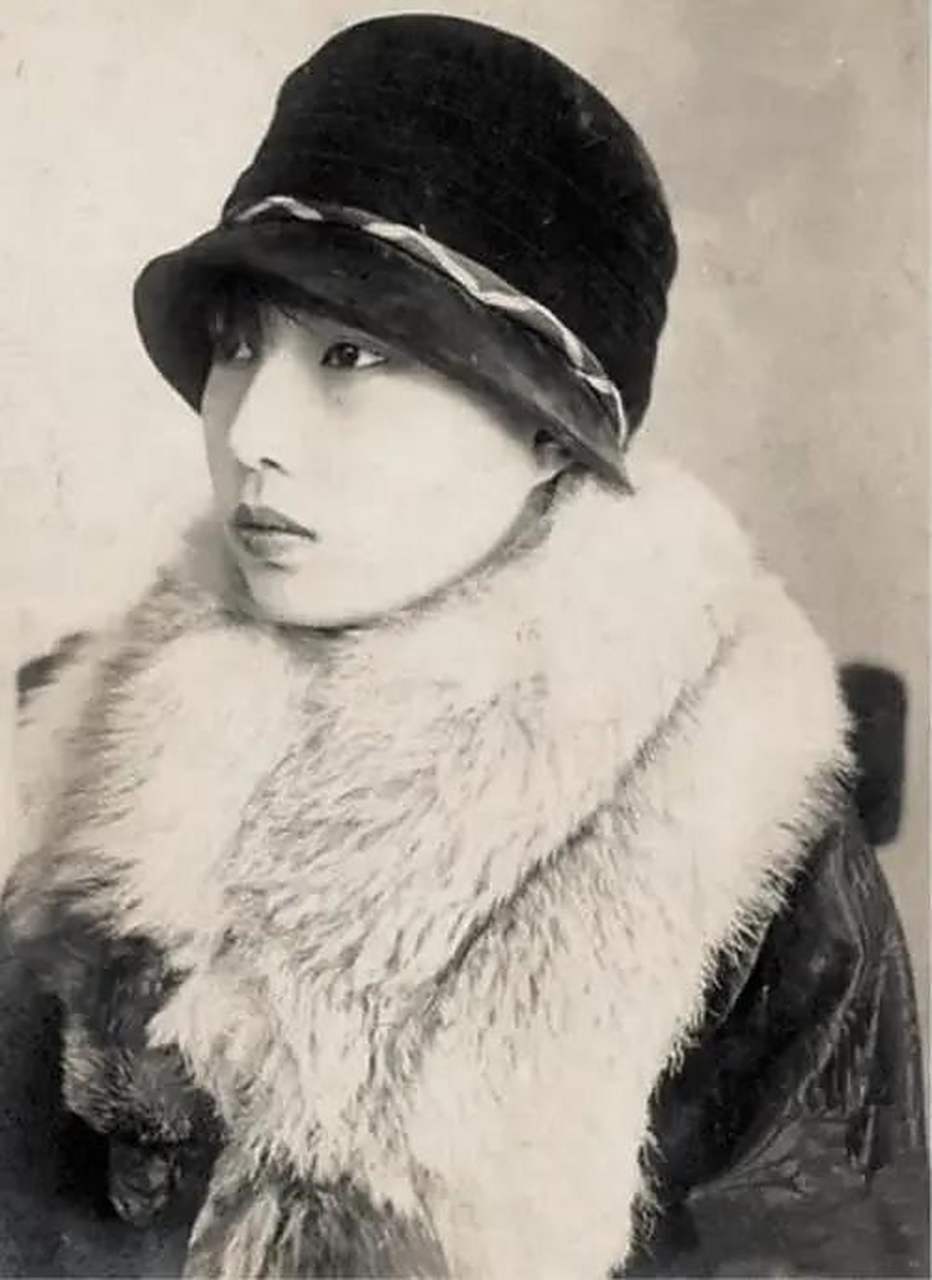 在深夜,姚玉兰踮起脚尖,悄悄打开房门,让自己的丈夫杜月笙进来.