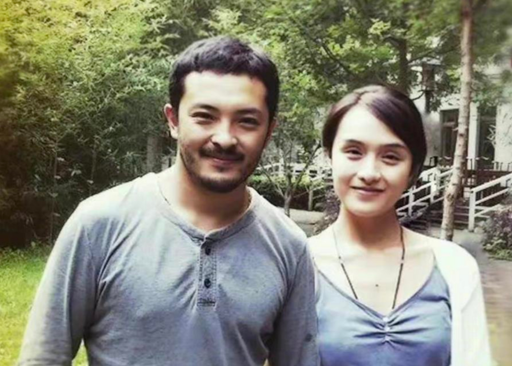 2010年,富大龙和妻子饶敏莉牵着手,看着墙上两人的结婚照.