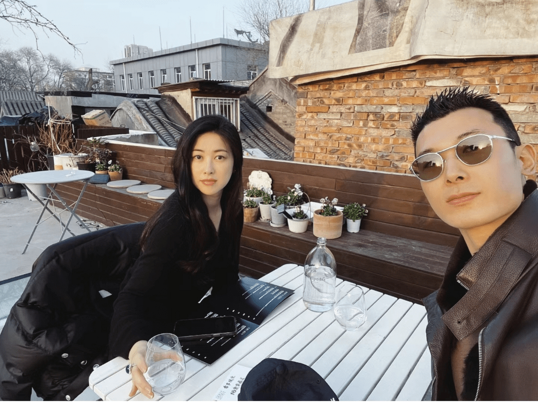 朱珠和丈夫出门旅游,享受二人世界的甜蜜,朱珠出生在非常富裕的家庭