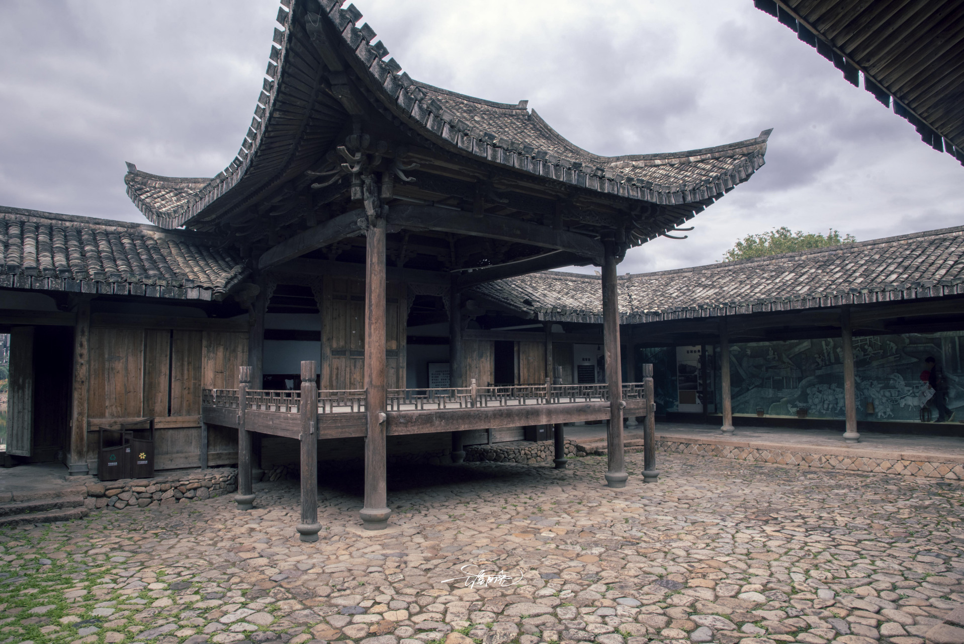 苍坡古村位于温州永嘉县楠溪江上游岩头镇北面的大山脚下,原名叫苍墩,