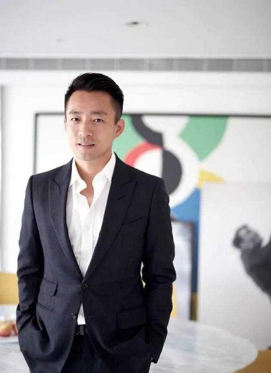 近日,汪小菲把自己的微博改名为"汪少菲",评论都在劝他少喝点.