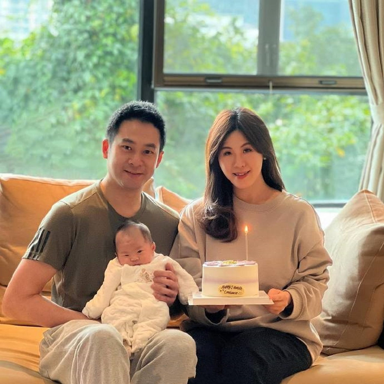 罗雪仪状态超好 前不久富商罗杰承的女儿罗雪仪生下一个宝宝,在孩子