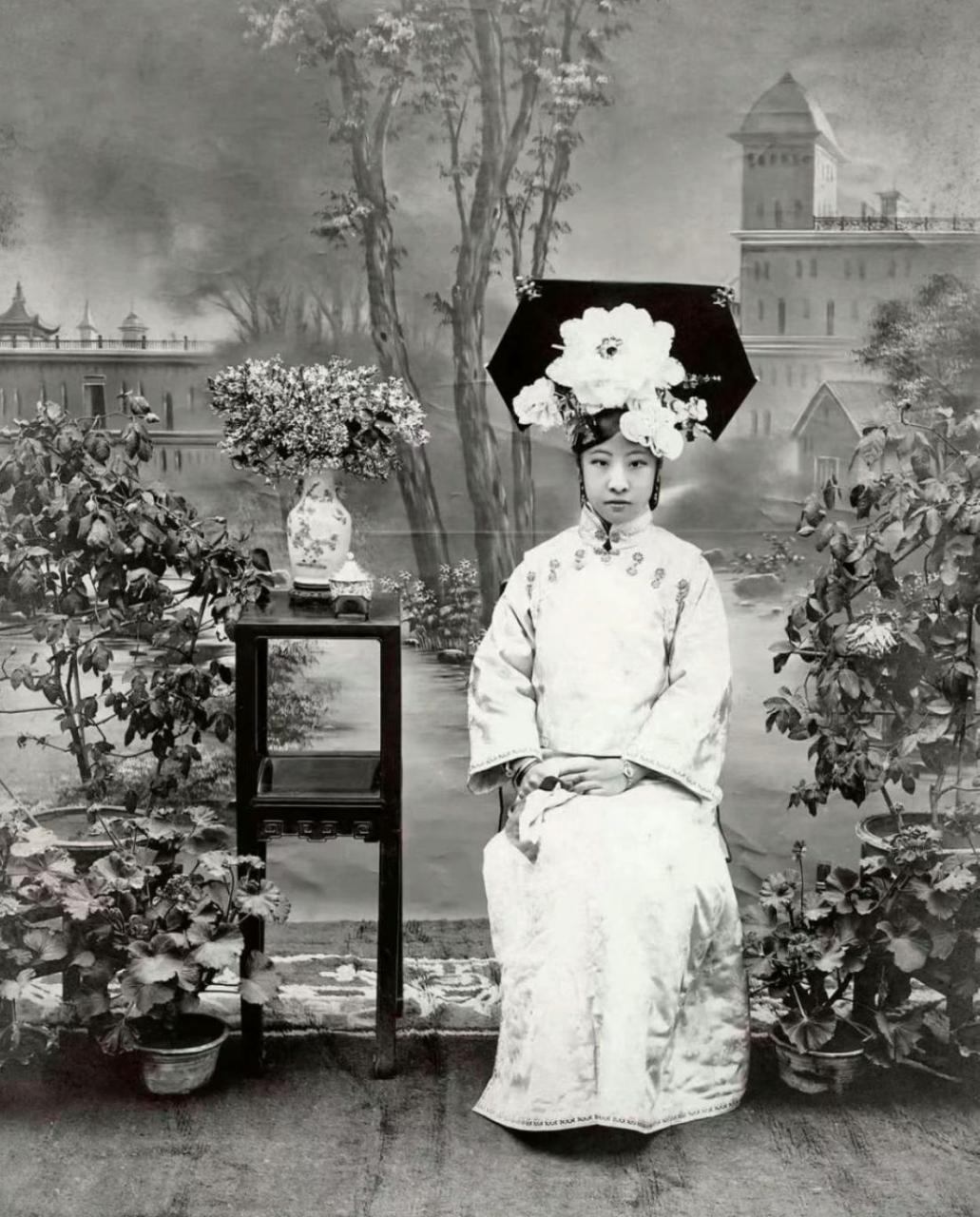 曾嫁郭布罗·润良为妻,后得急性阑尾炎,当时家里人不信西医,结果