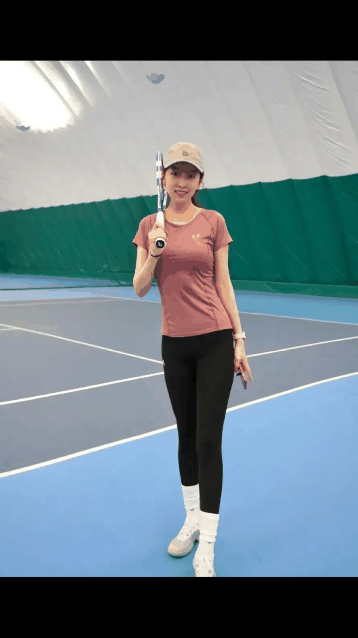 这太让人意外了吧,没想到身穿运动服的张梓桐这么美,和女主播的风格