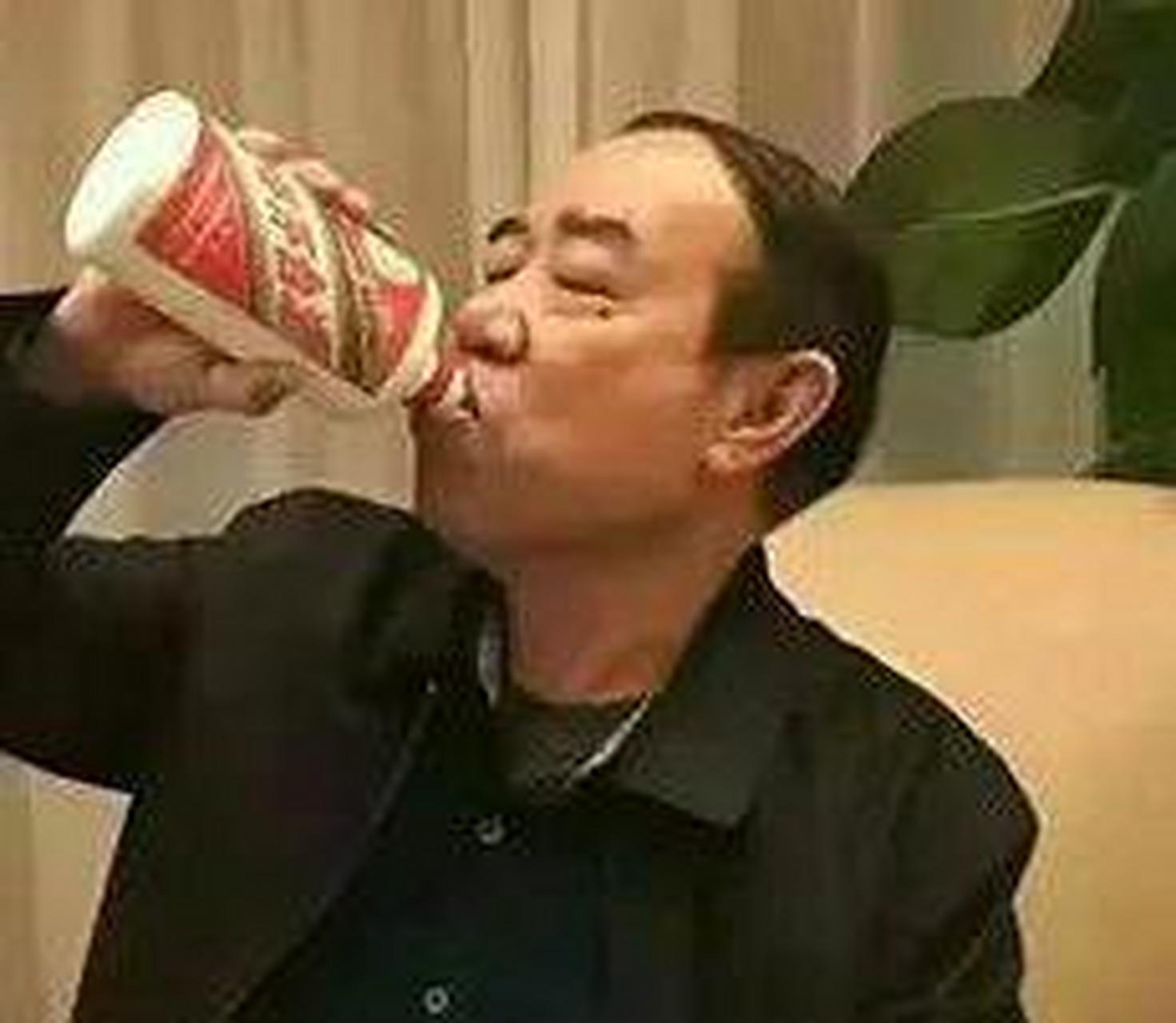 正在大口大口喝着茅台,一个"水蜜桃"一样的女人走过来敬酒,贾平凹欣然