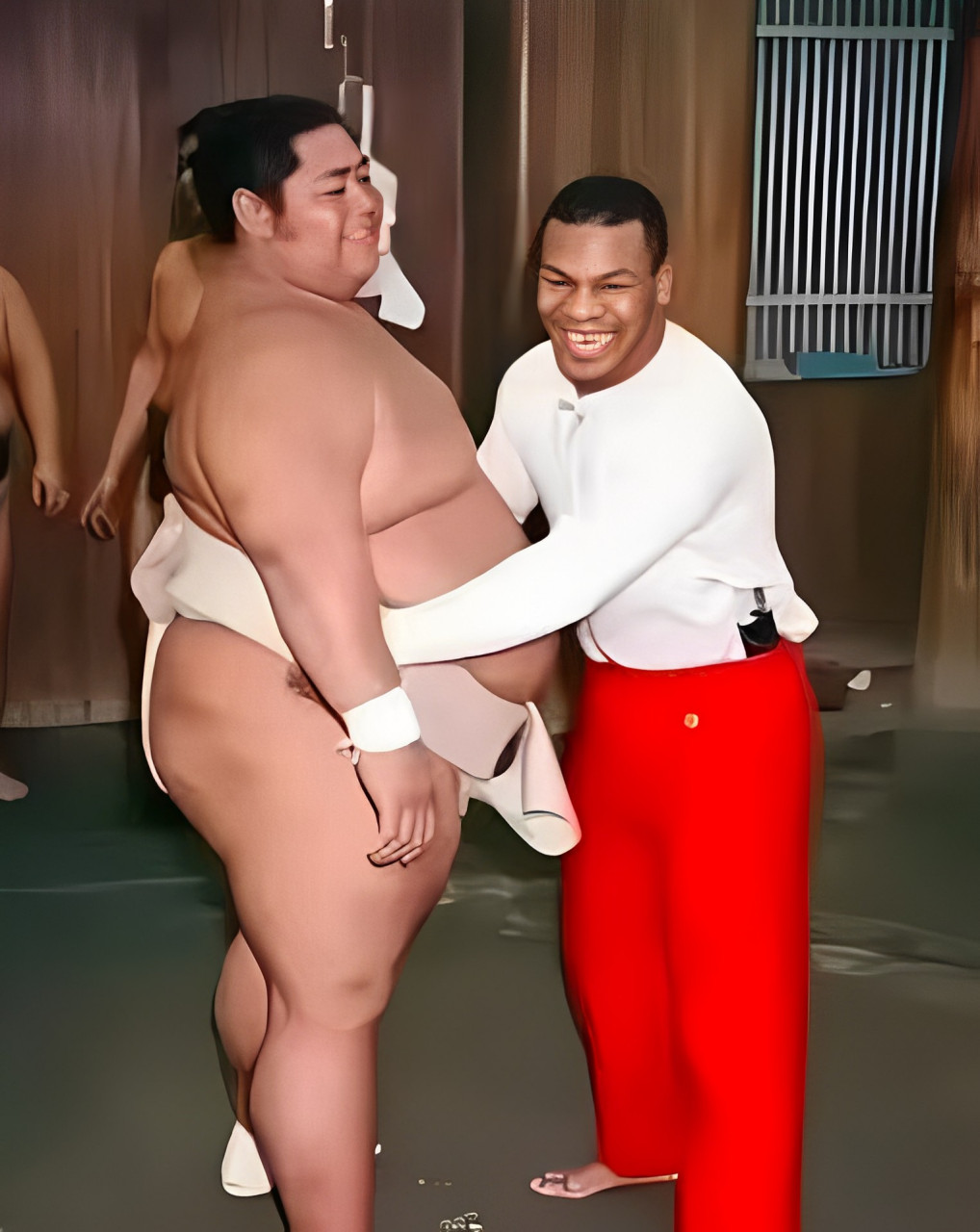 1988年,泰森在日本的一次锦标赛上与相扑选手互动.