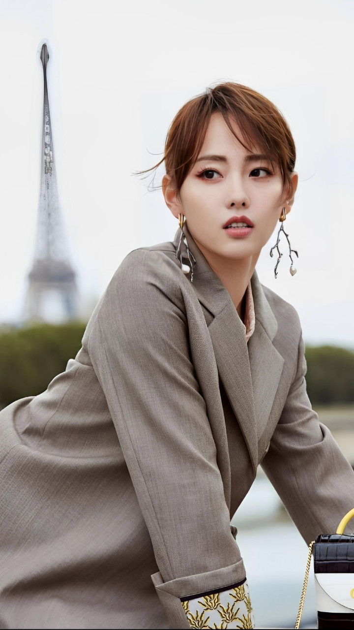 买超与女生一起去酒吧买超终于露出富二代嘴脸,在与张嘉倪的婚姻里被