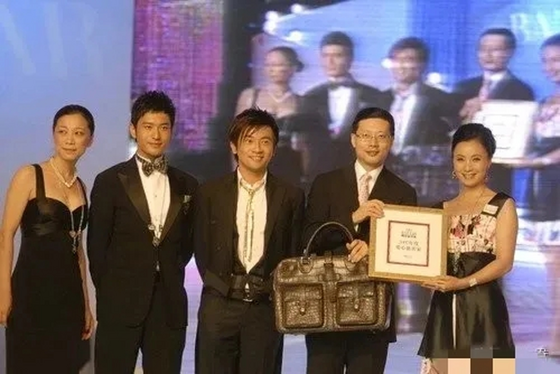 80米吗?感觉快露馅了呀,你看他和苏有朋在一起的时候