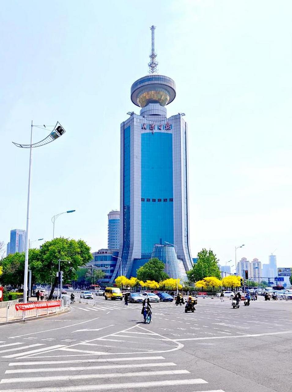 这个角度的天津日报大厦,有点美!