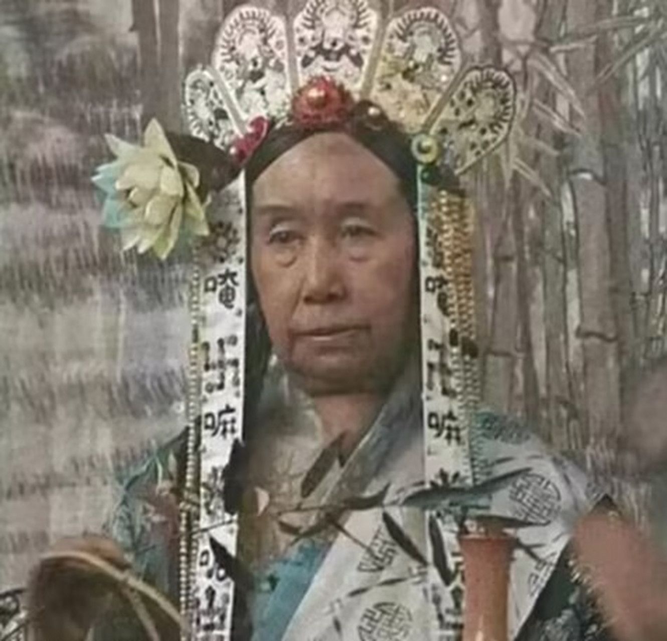 慈禧老太后扮的观音像,但是看容貌真看不出年轻时候是个美人!