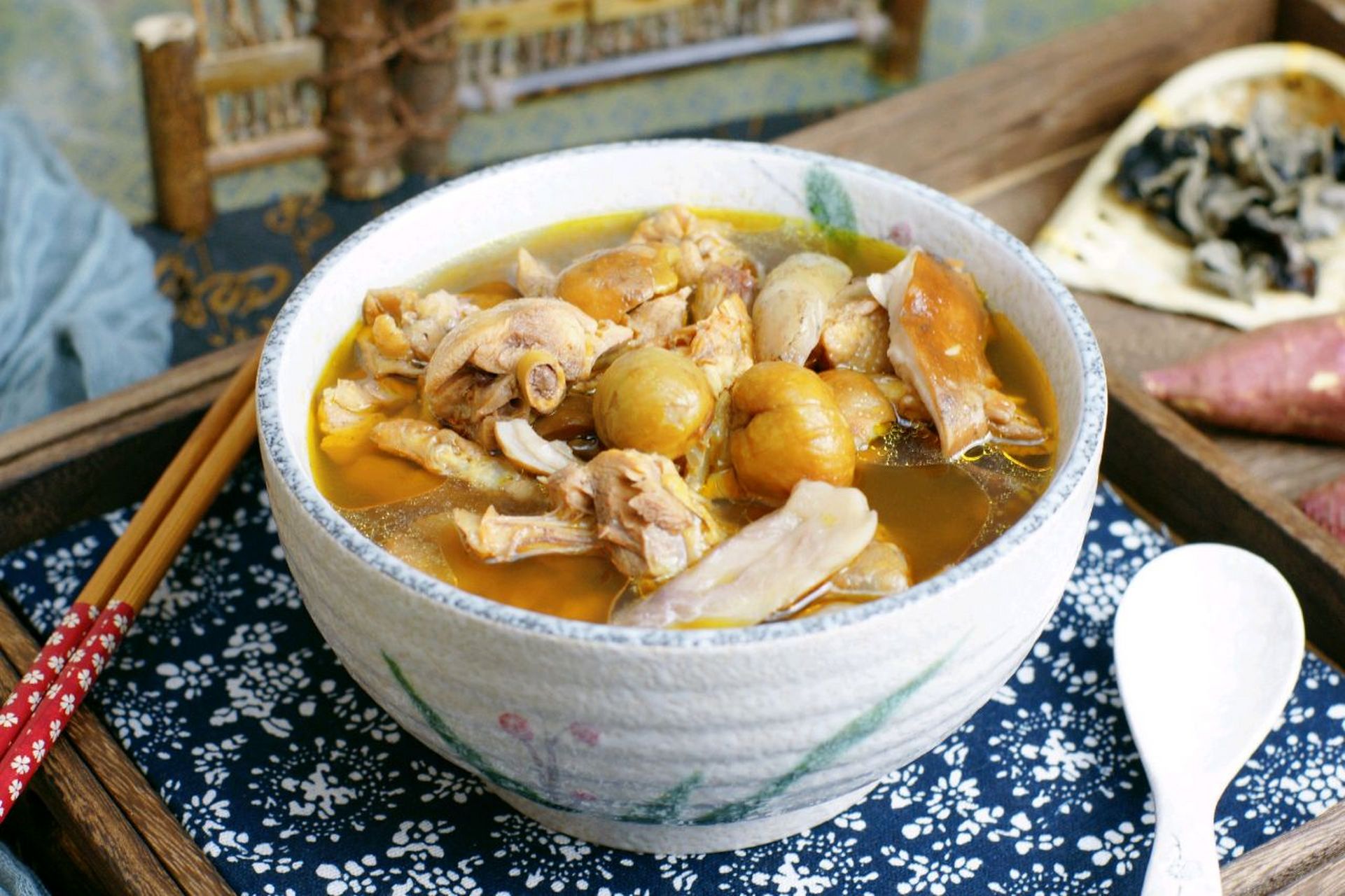 松茸菌板栗鸡汤  松茸菌板栗鸡汤的用料 土鸡:1只 松茸菇:6个 小葱:4