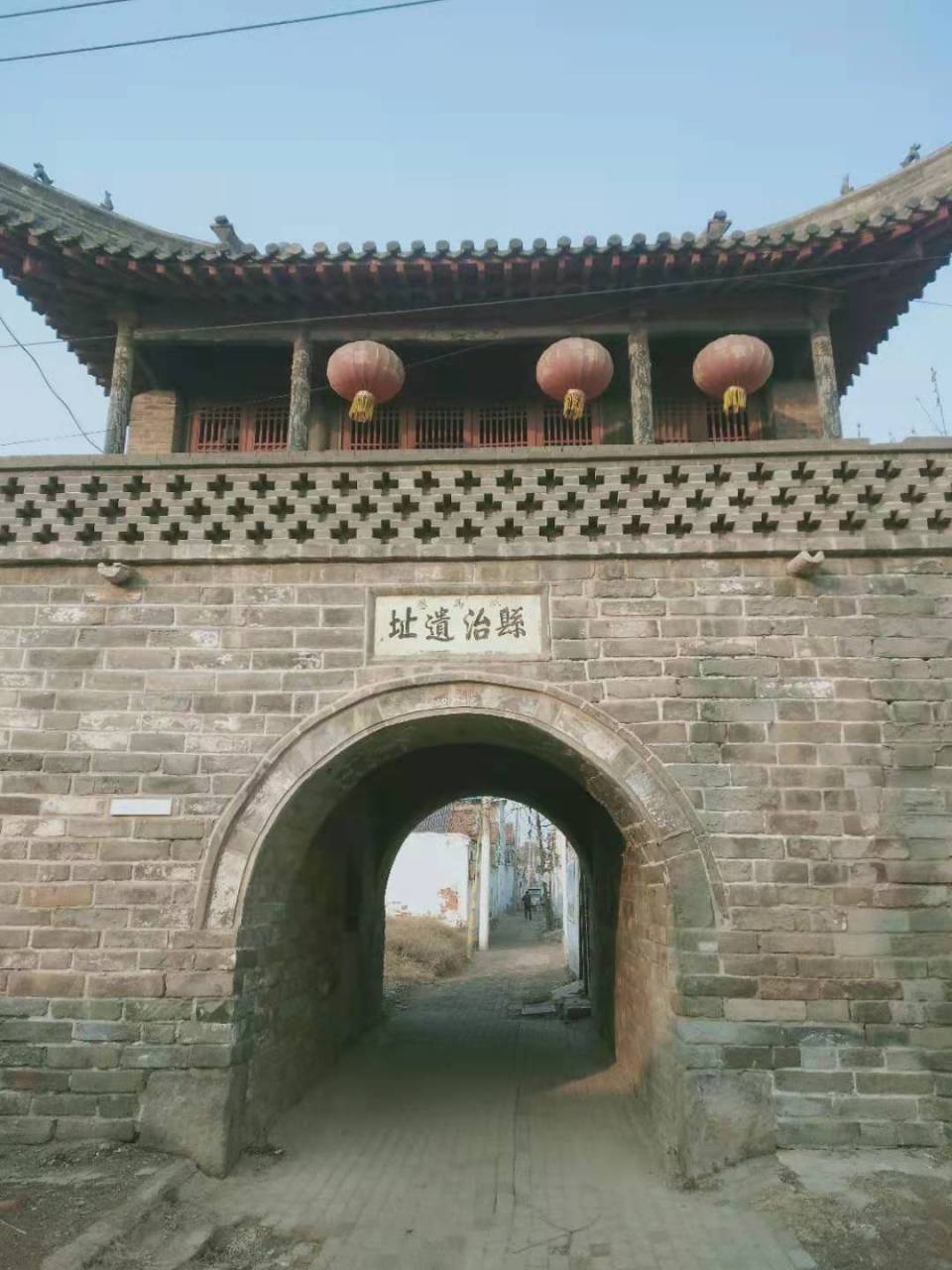 临清县治遗址阁楼位于临清市区考棚街西侧,为明初临清县治所,又称"