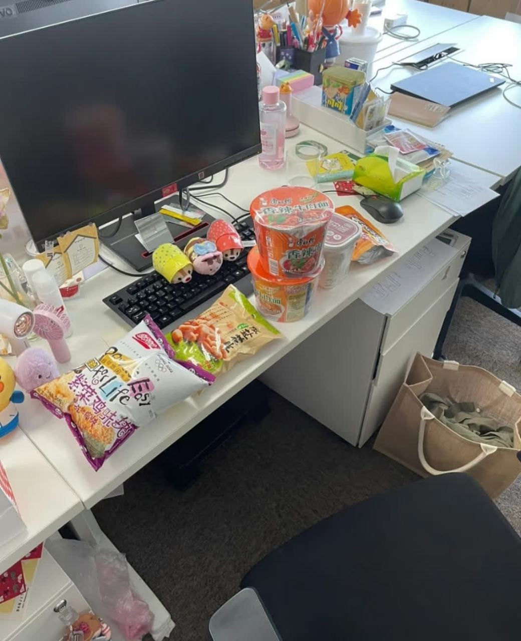 一大早来到办公室,桌子上摆满了同事喂的零食,说怕饿着[三哈]