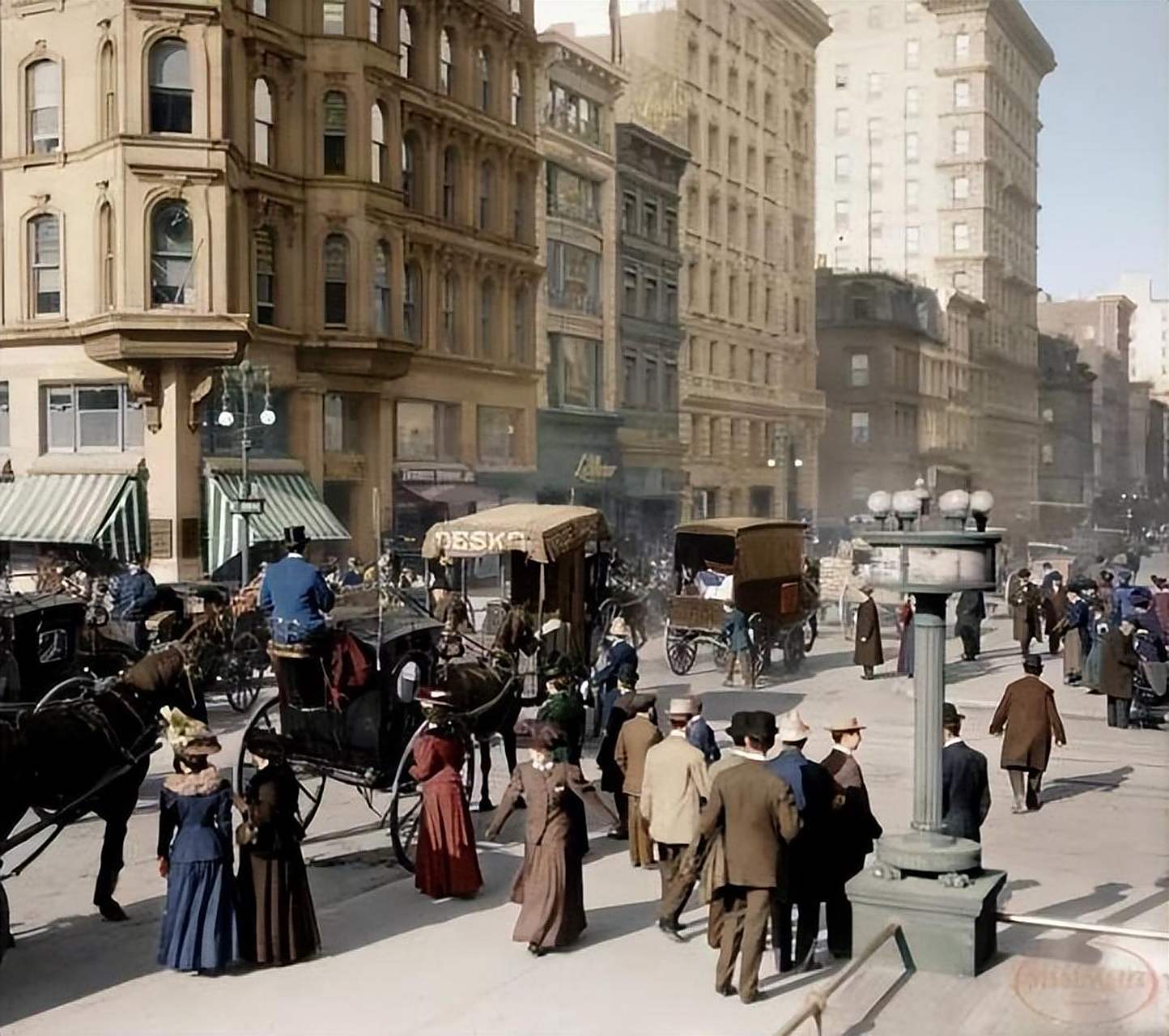 图一是1905年的美国纽约,在那个时候的纽约已经非常发达和繁华了,在