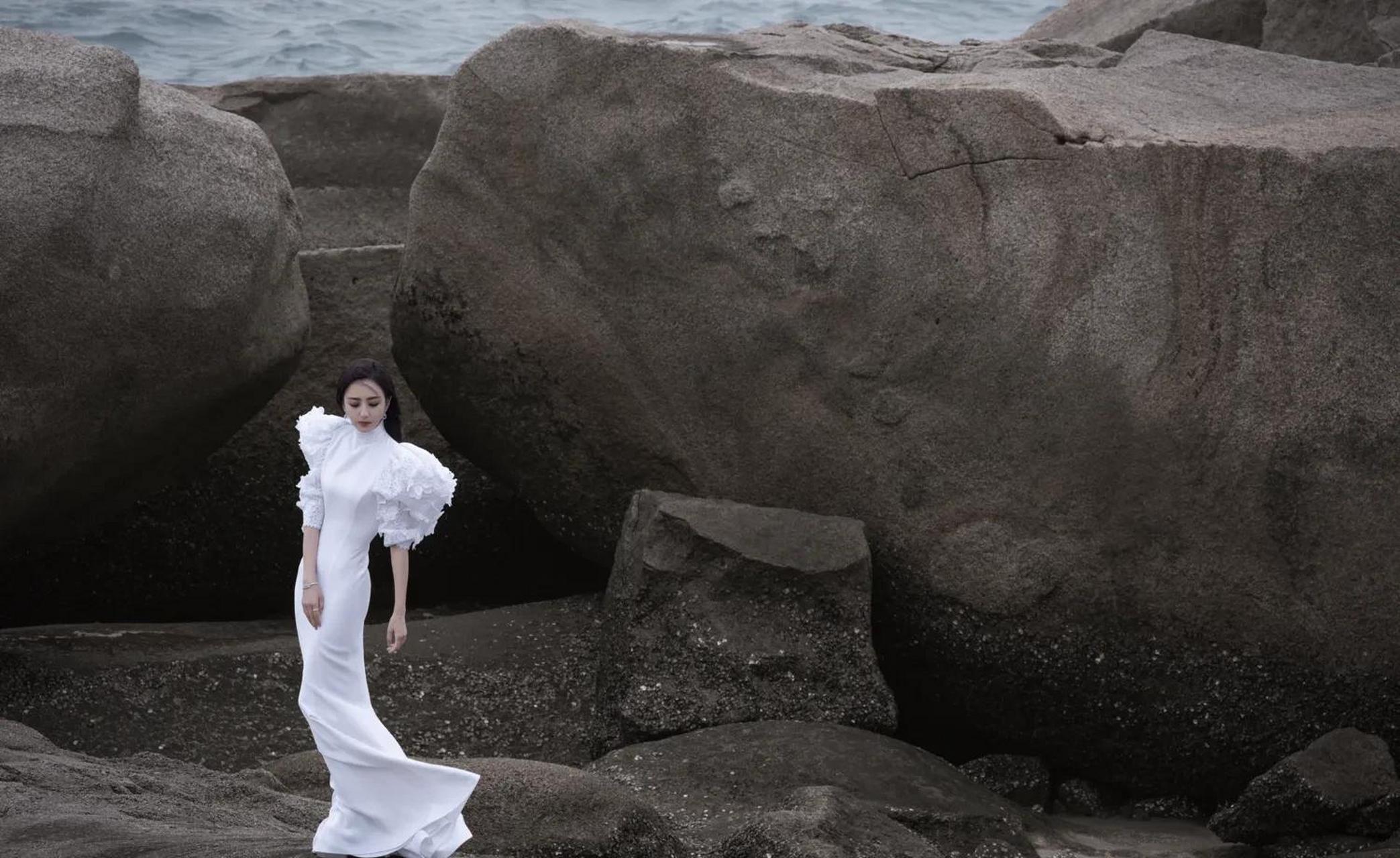 百家号星火计划# 佟丽娅真抗冻,寒风中海边吹风,气质高冷,女神范哪篌