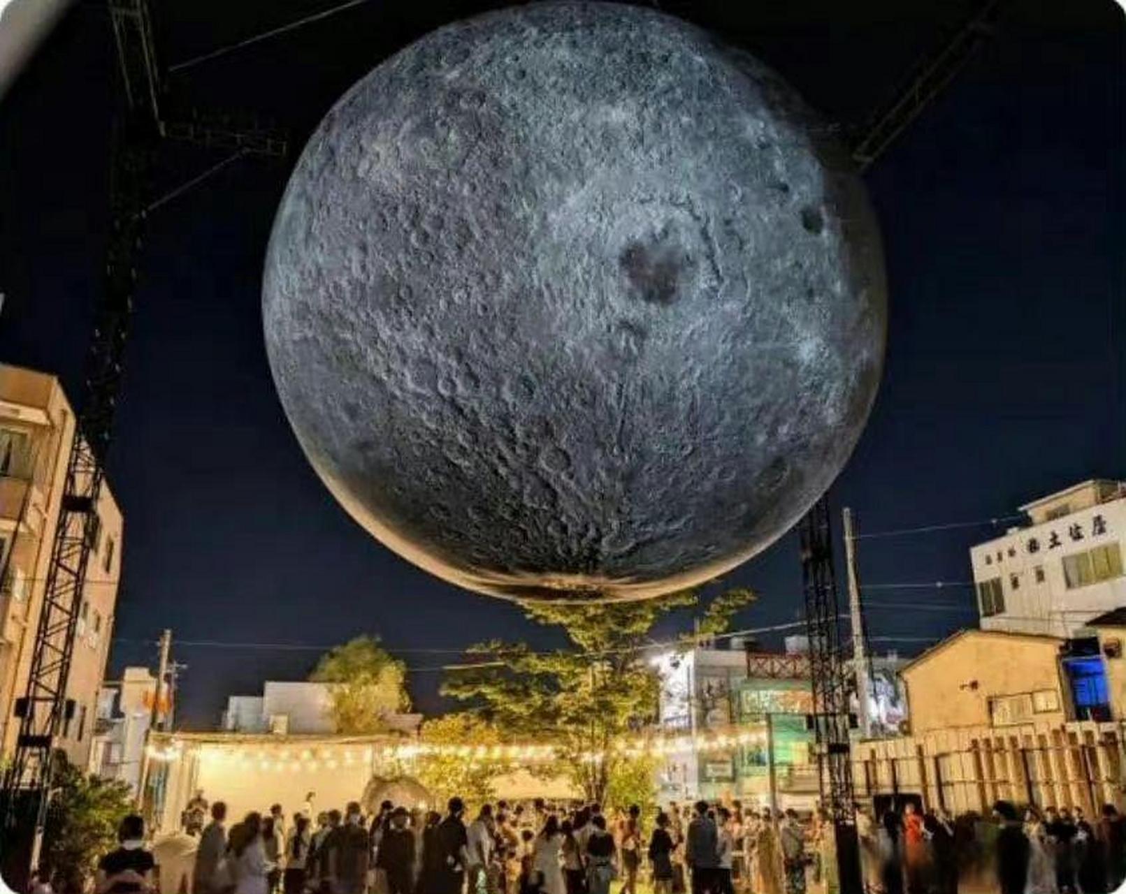 非常逼真的月亮气球