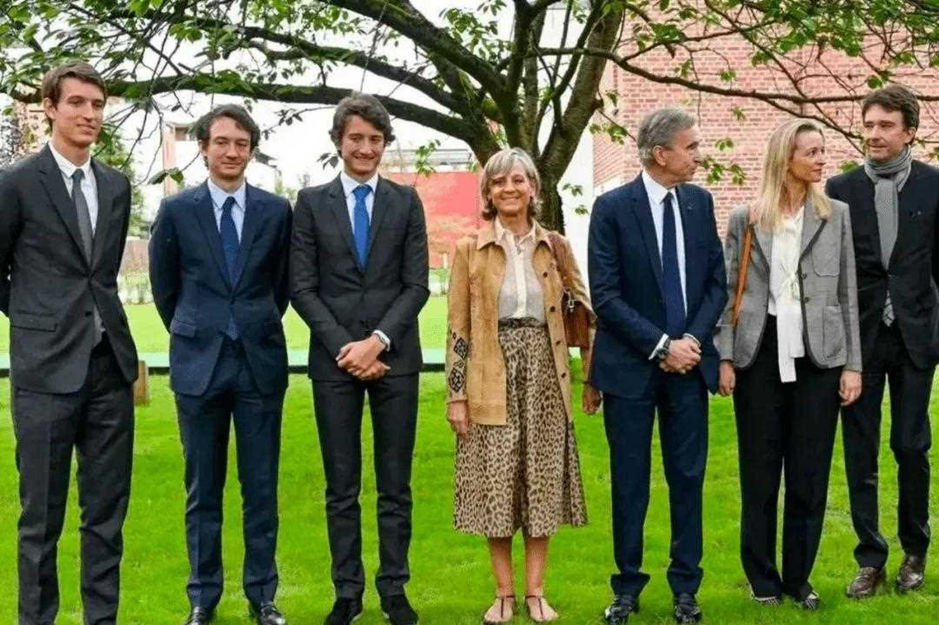 法国奢侈品巨头lvmh董事长贝尔纳·阿尔诺近期以1710亿美元的财富超过