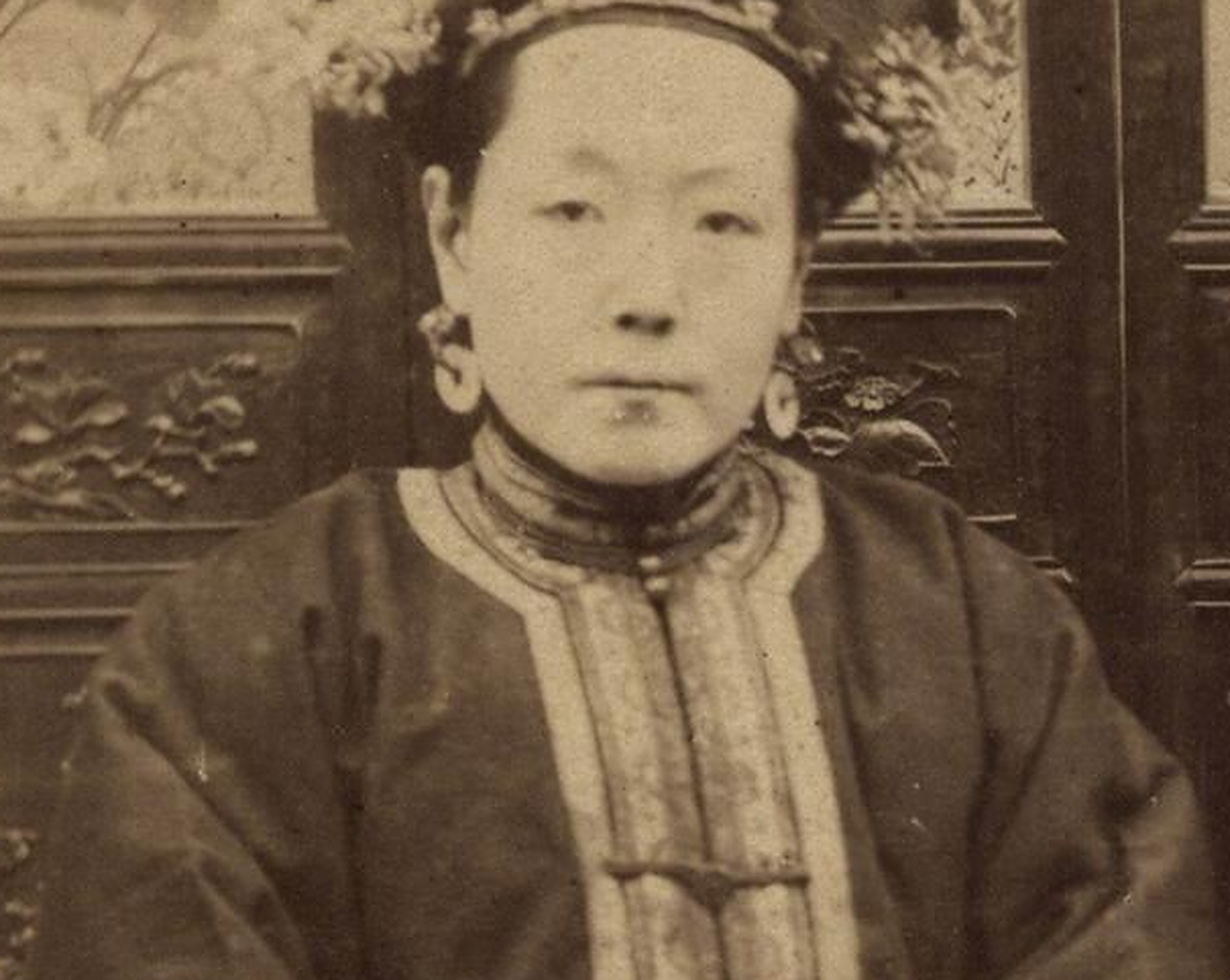 清朝老照片:这张照片是慈禧的亲妹妹叶赫那拉·婉贞,猛一看是不是和