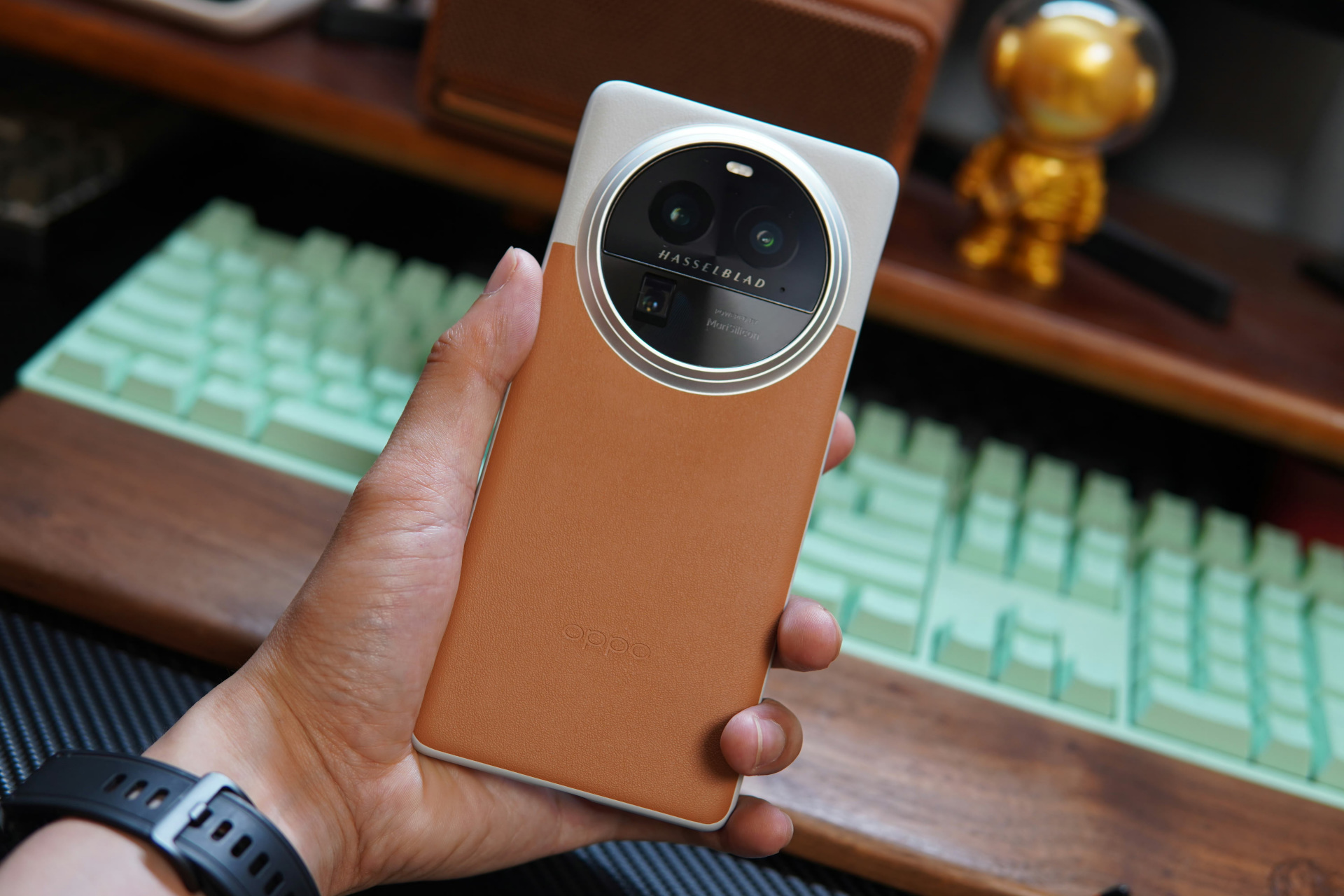 了oppo find x6 pro,刚好还是"大漠银月"版本,那真的没必要买手机壳了