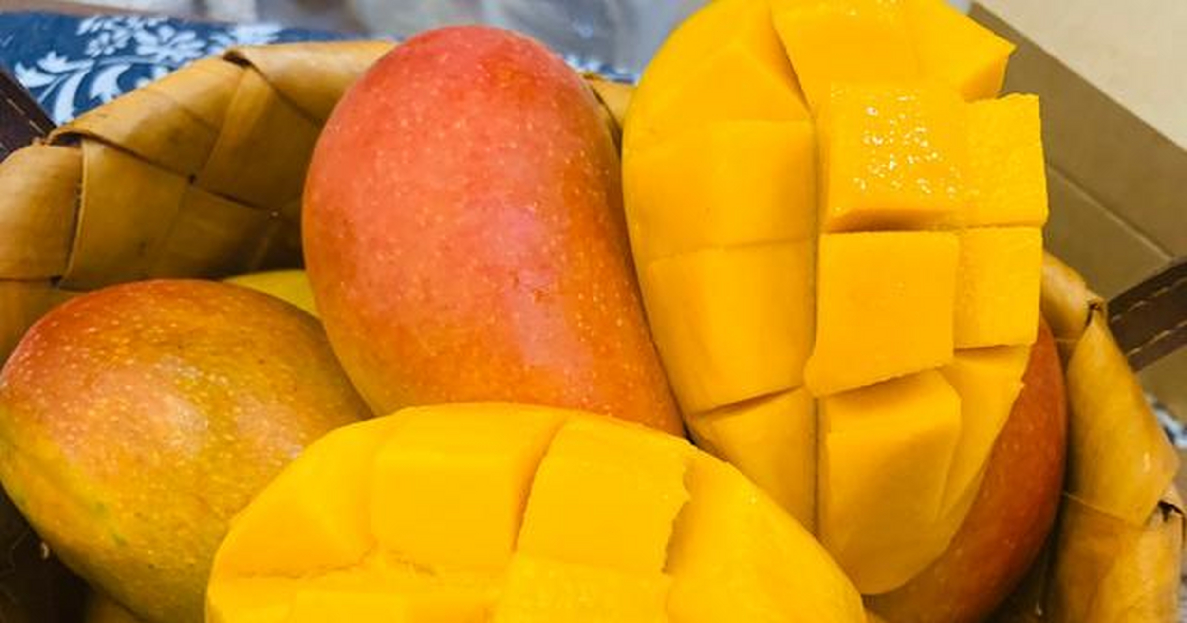 【菜品】:芒果红豆烧仙草 【配料】:黑凉粉50克,红小豆100克,蜂蜜适量