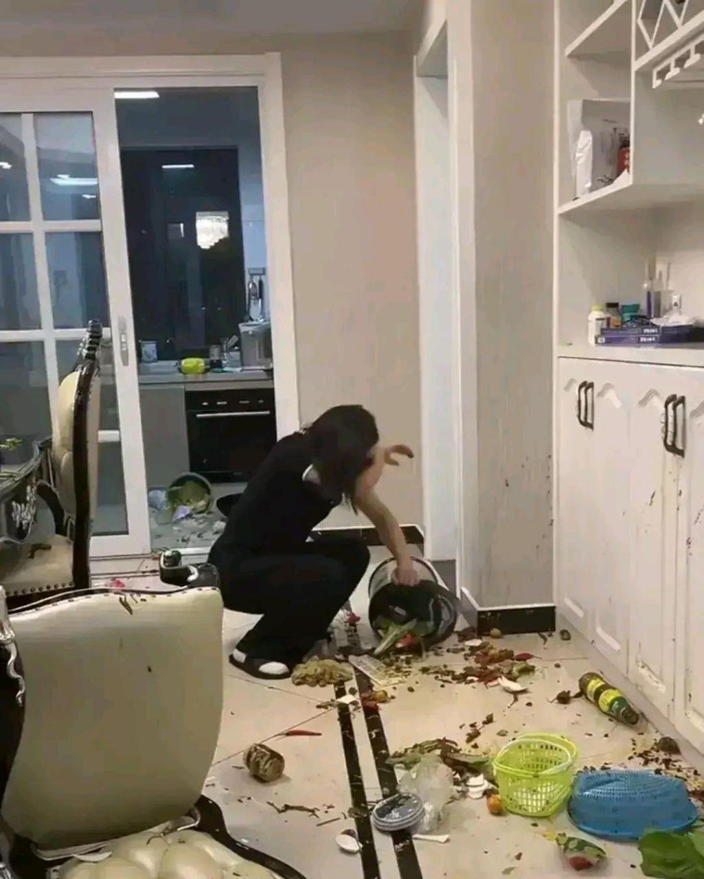 动不动喝点酒回来就这样子发酒疯?这样的日子还能过下去吗!