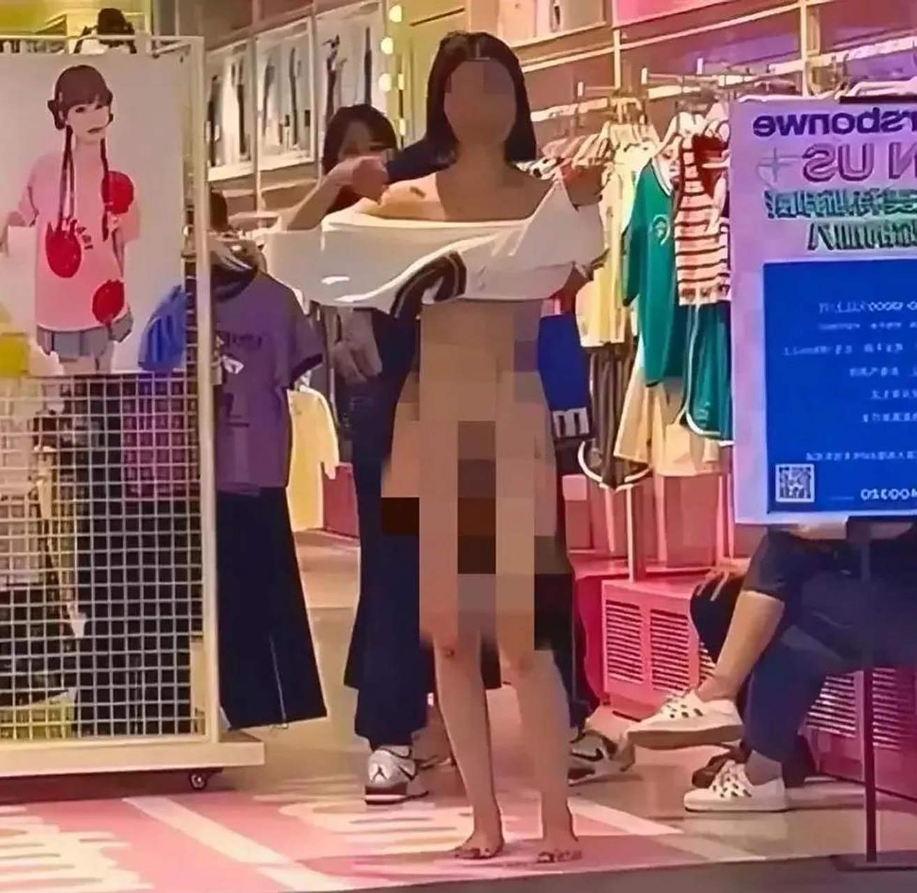 近日网络上传出长沙五一广场一名女性脱光衣服,在人群中l体行走,让人