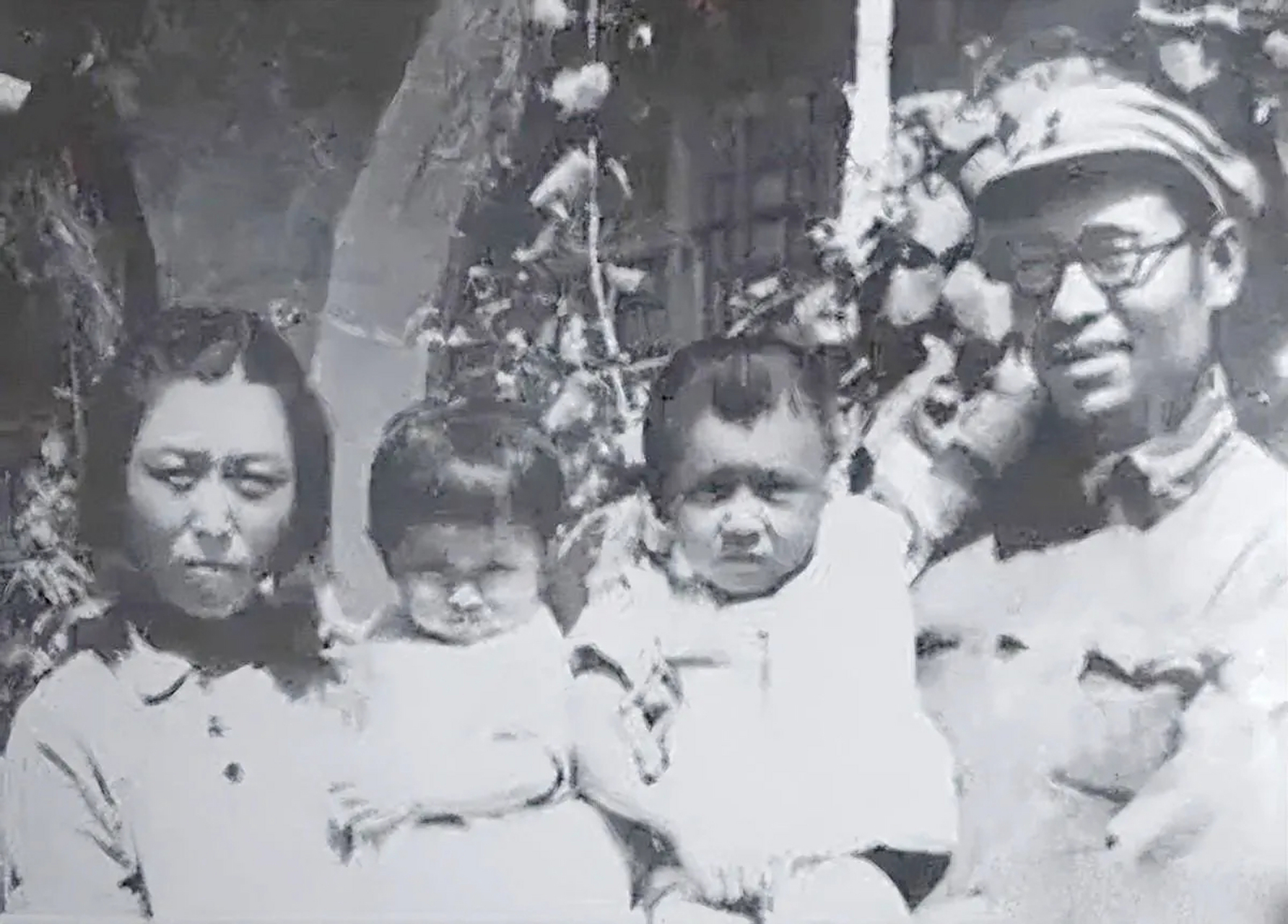 1945年,时任中共中央西北局书记高岗与第二任夫人李力群及子女在延安