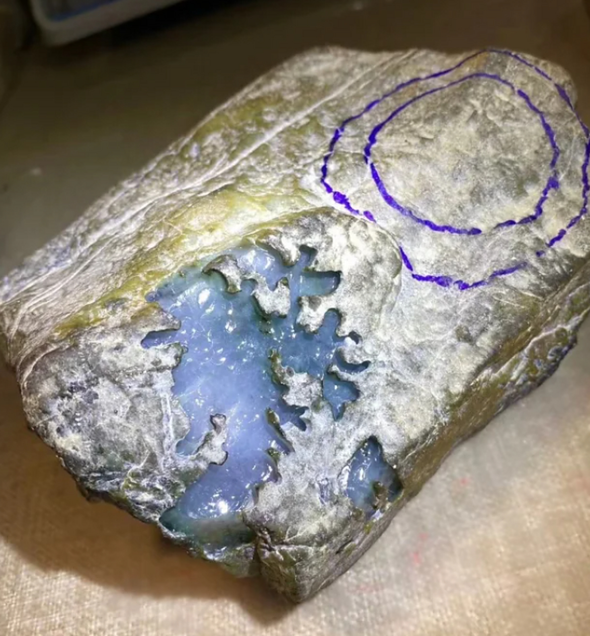 46公斤,莫西沙冰种开窗手镯料,起白雾,压灯水头爆透,荧光冰感十足