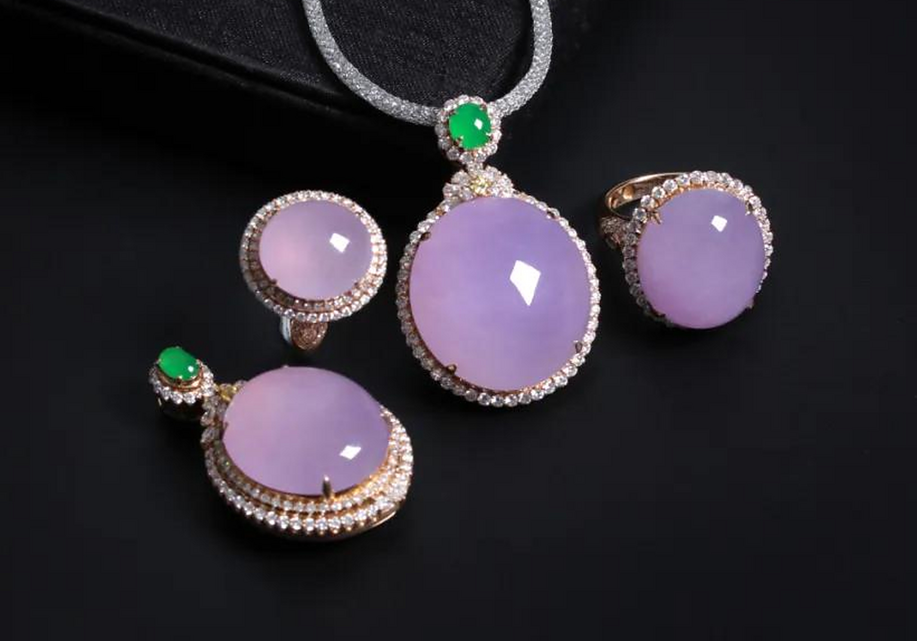 粉紫色翡翠 #百度618超级好物节# 我们会将那些紫色的翡翠统称为是紫