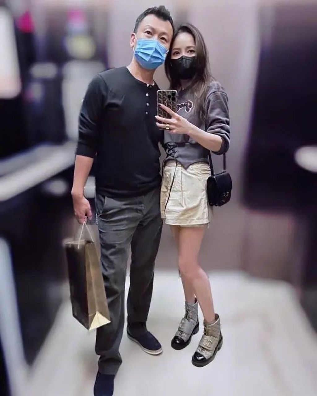 侯佩岑庆结婚12年,晒全家福示爱老公,俩儿子露正脸都是高颜值!