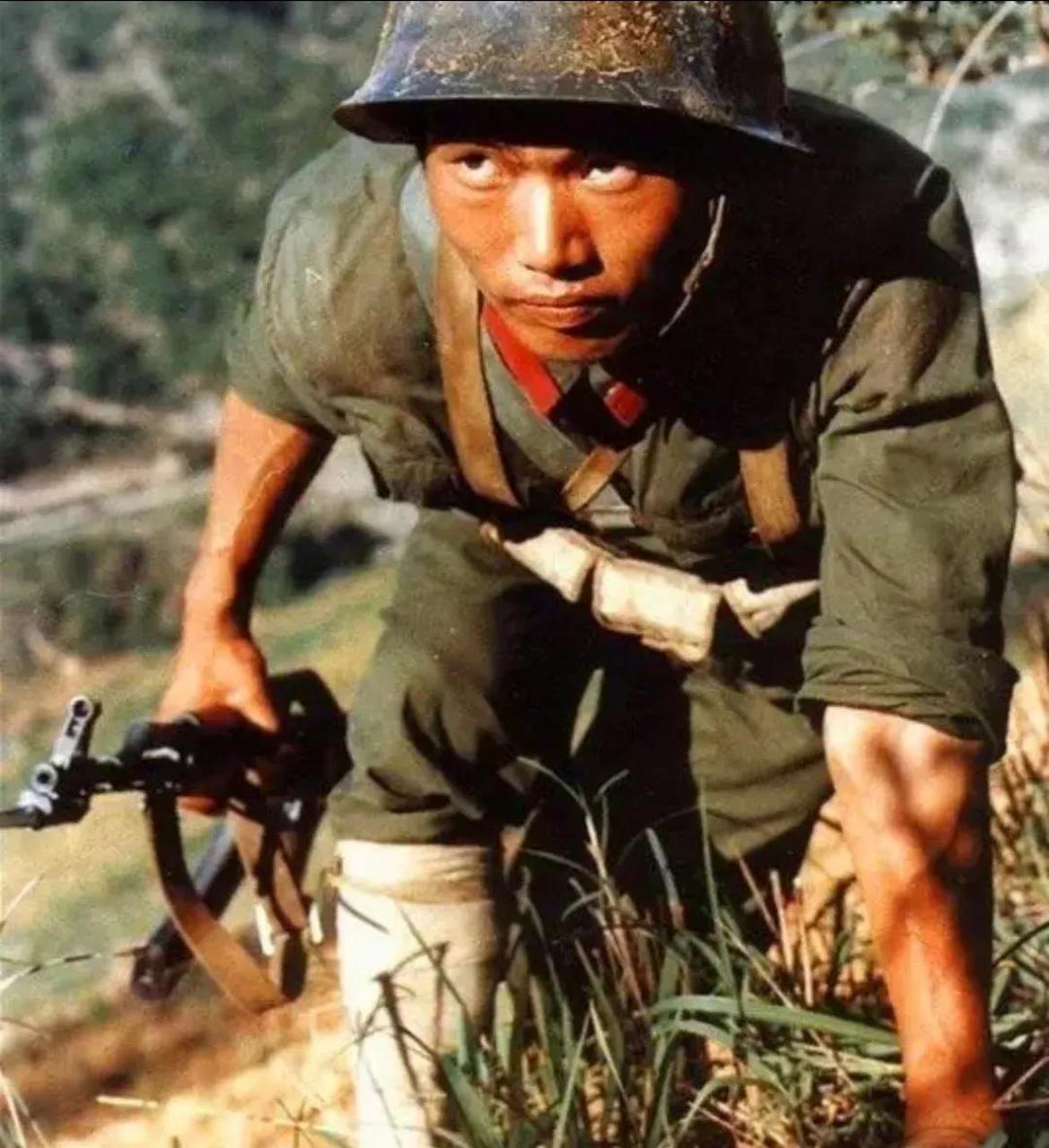 1984年的老山前线,尹光忠是一位年轻有为的战士,他来自云南开远.