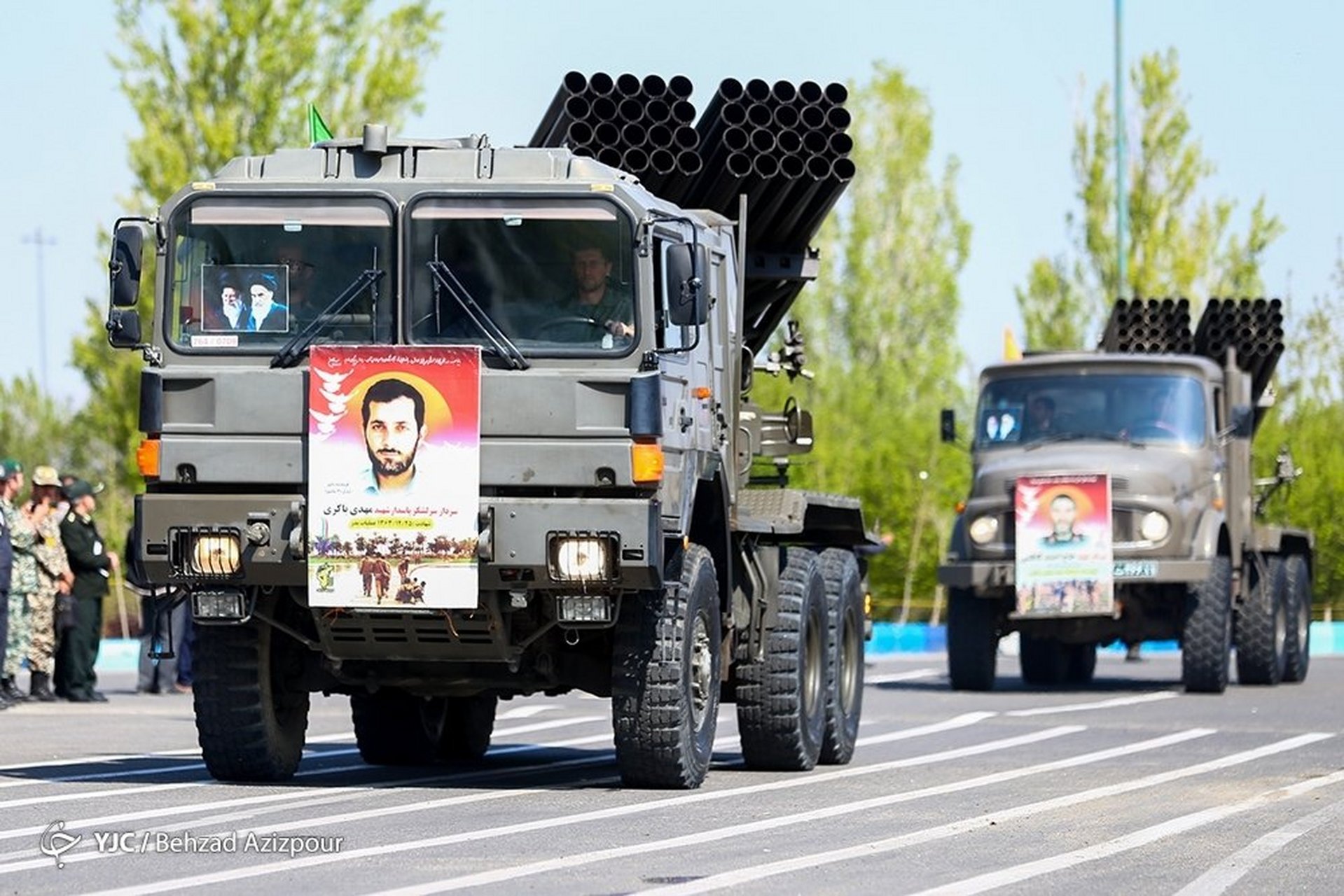 伊朗阅兵地面重型装备.  不同型号的122毫米多管火箭炮.