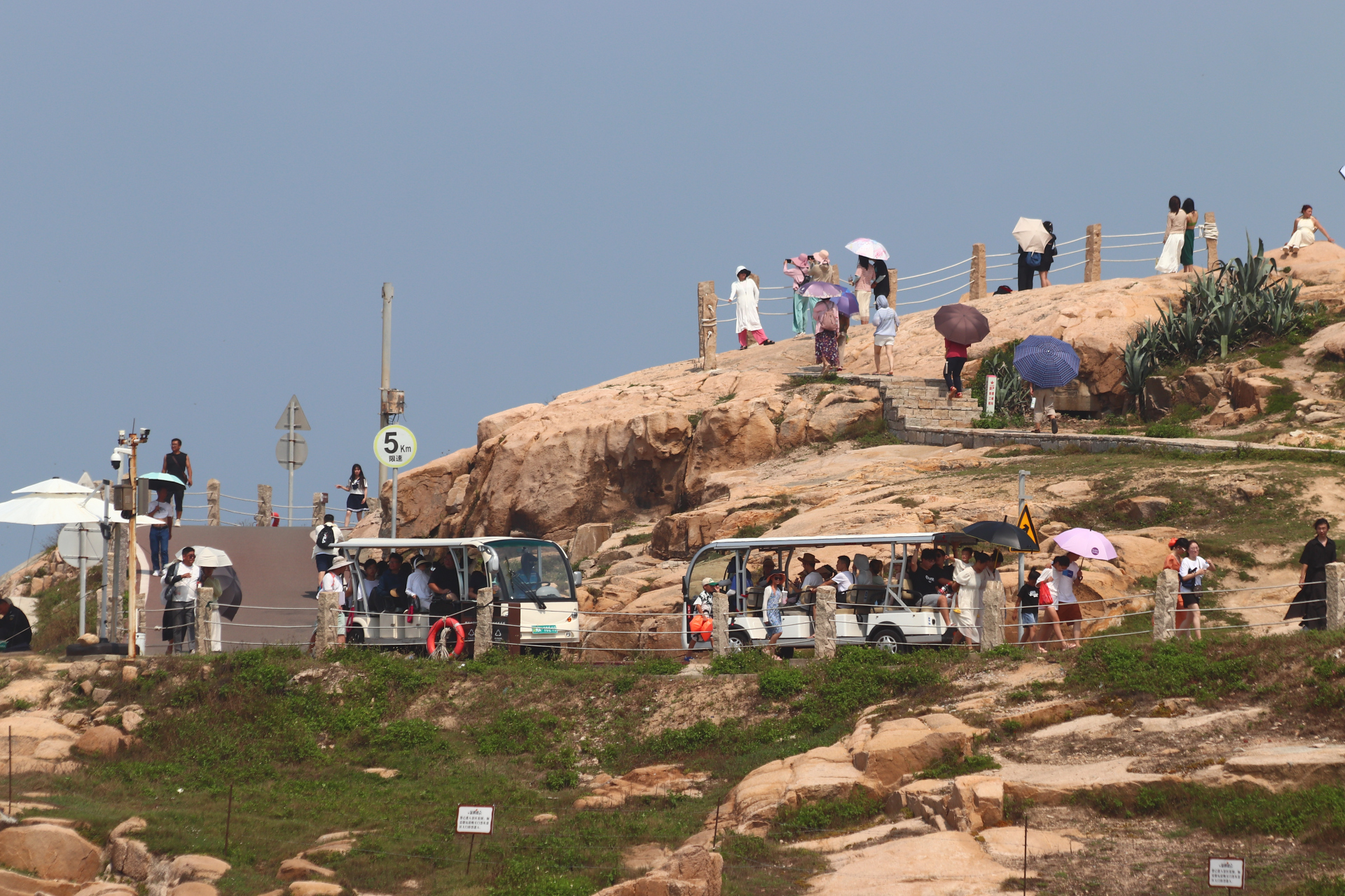 猴研岛,岛上的石头历经数百年风雨洗礼与侵袭,形成一座美丽的石头岛