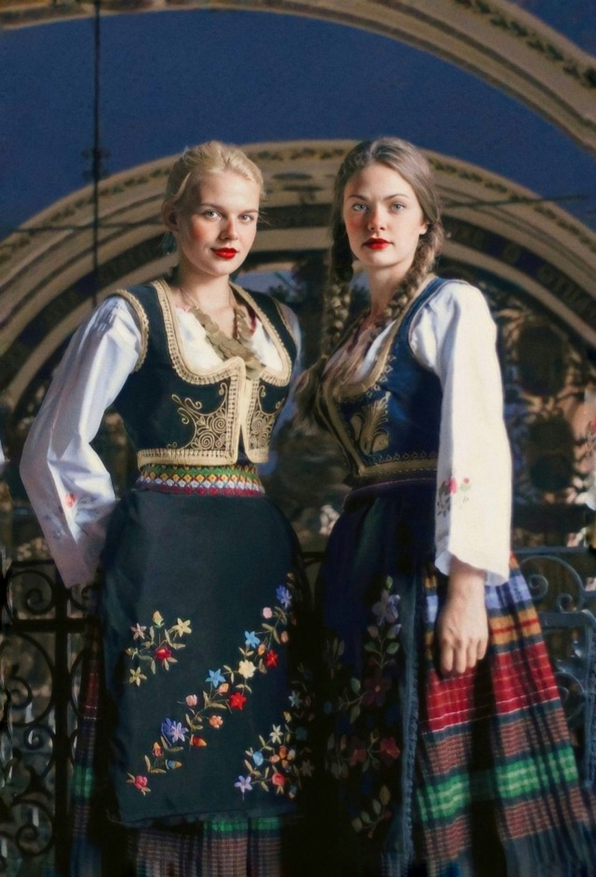 民族之花 塞尔维亚中部的当地女孩穿着传统服装