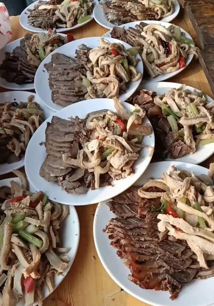 乡下的宴席,菜品还真是不少啊!  ?[尬笑][三哈]愿您们一生健康快乐!