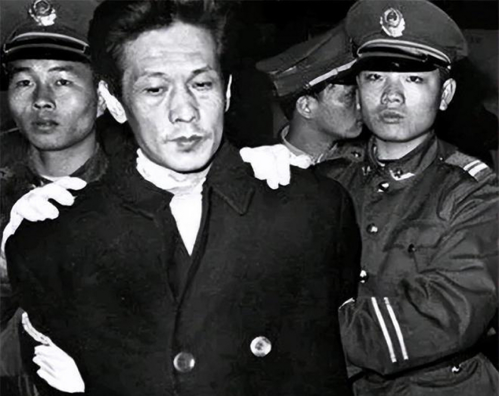 1995年,王建业和其情妇史燕青在公审现场出现.