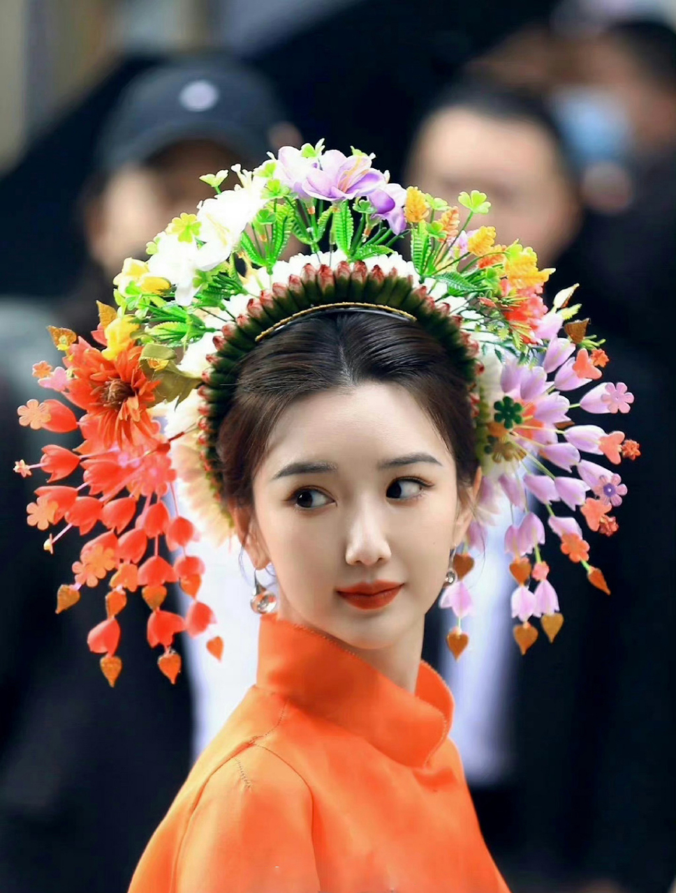 赵丽颖和毛晓彤同款蟳埔女簪花围造型美照,两个美女都是属于脸小小的