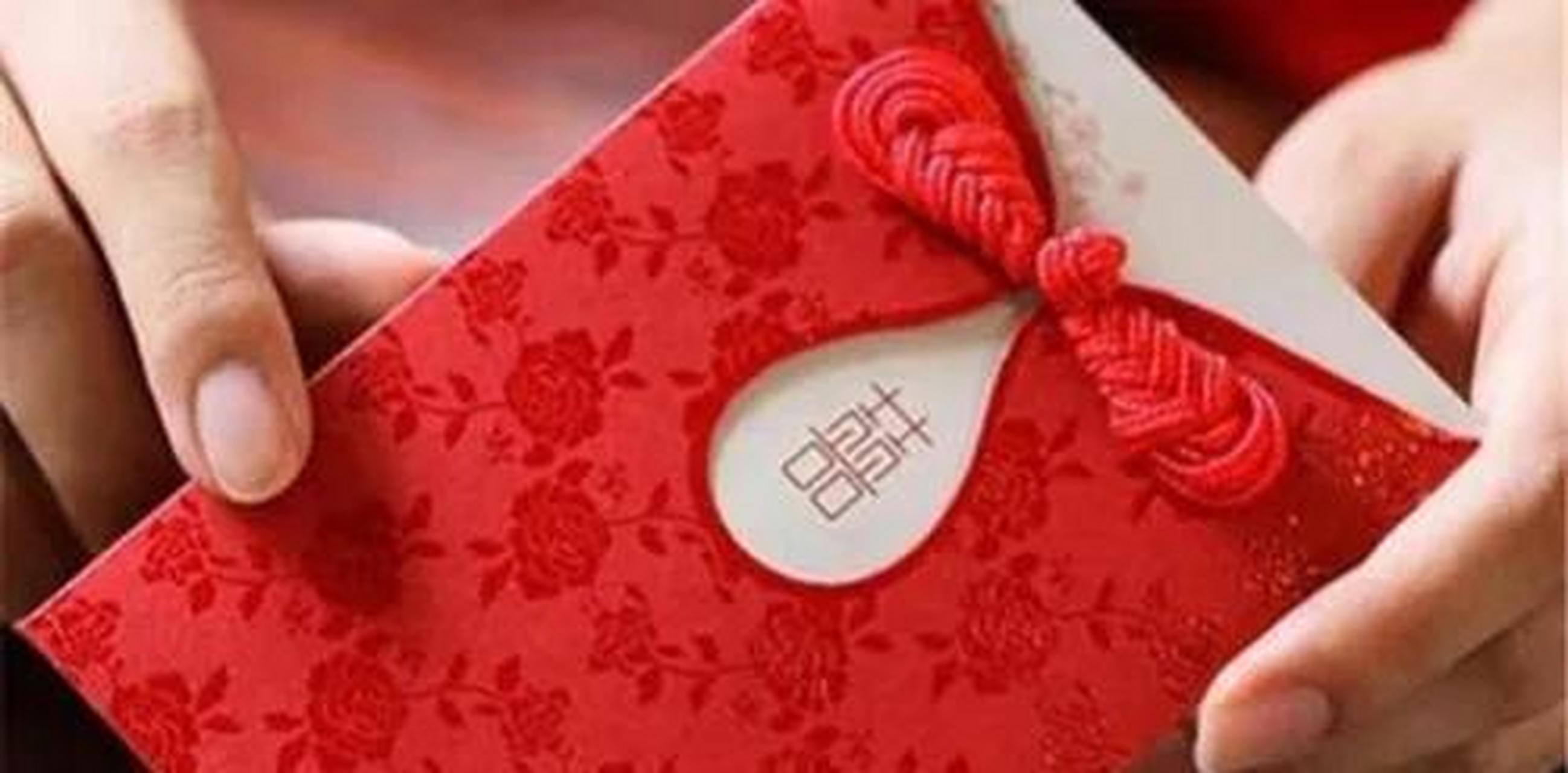 的随礼,同事因为曾经请这位女副局长帮过忙,于是主动送上1000元的礼金