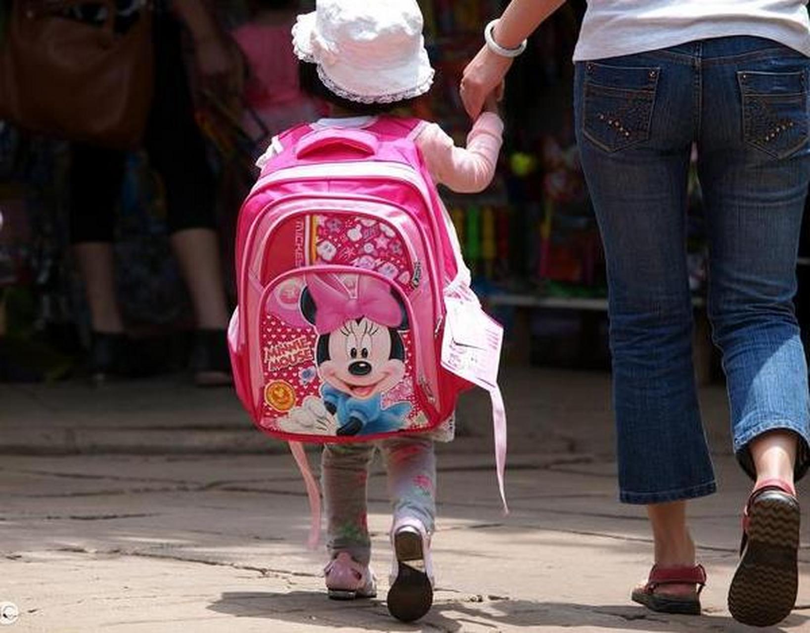 很多父母送孩子上幼儿园的方式都是错的!