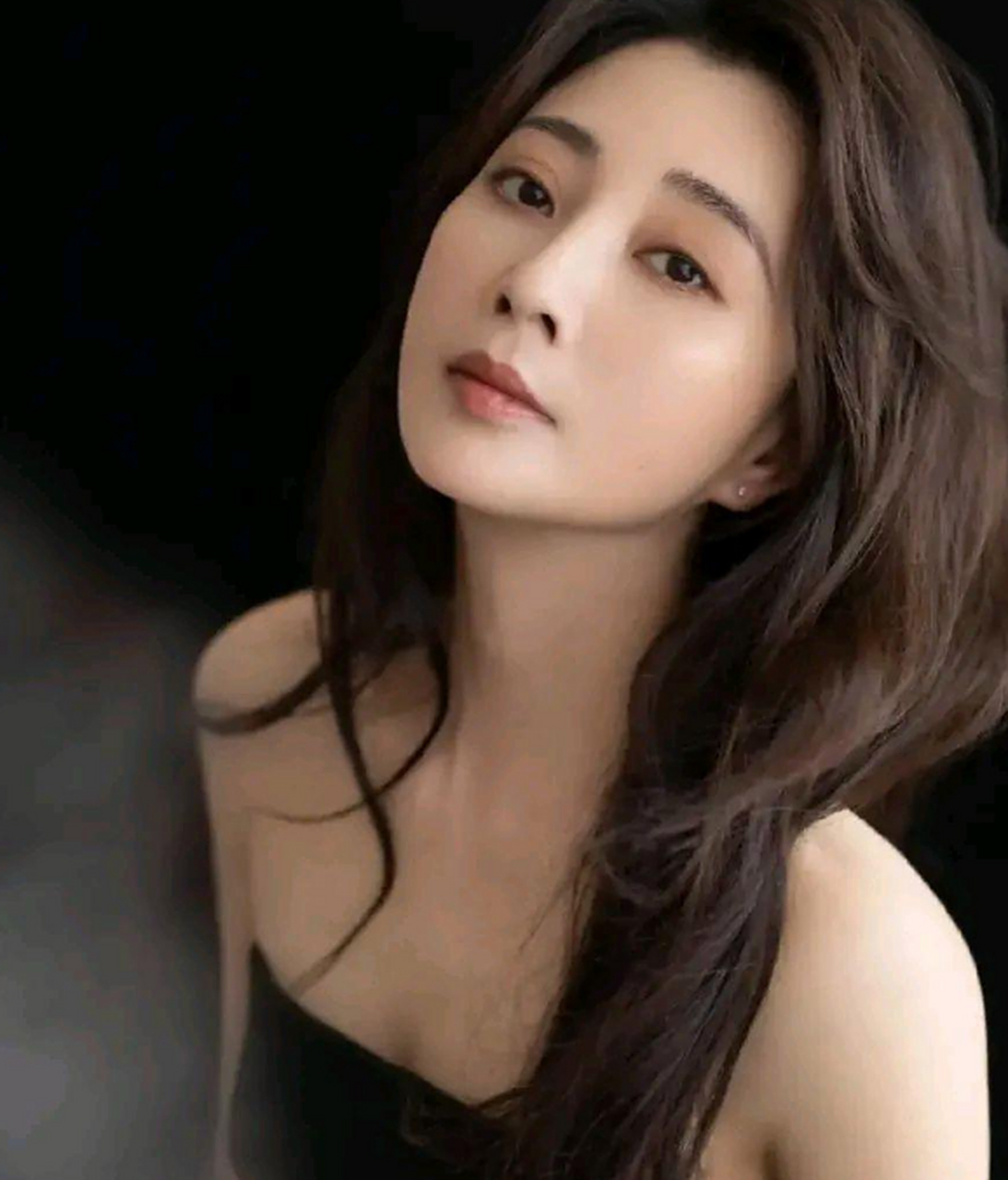 43岁的殷桃晒出了自己两张纯素颜的露腰照片,身材又瘦又有肌肉线条,登