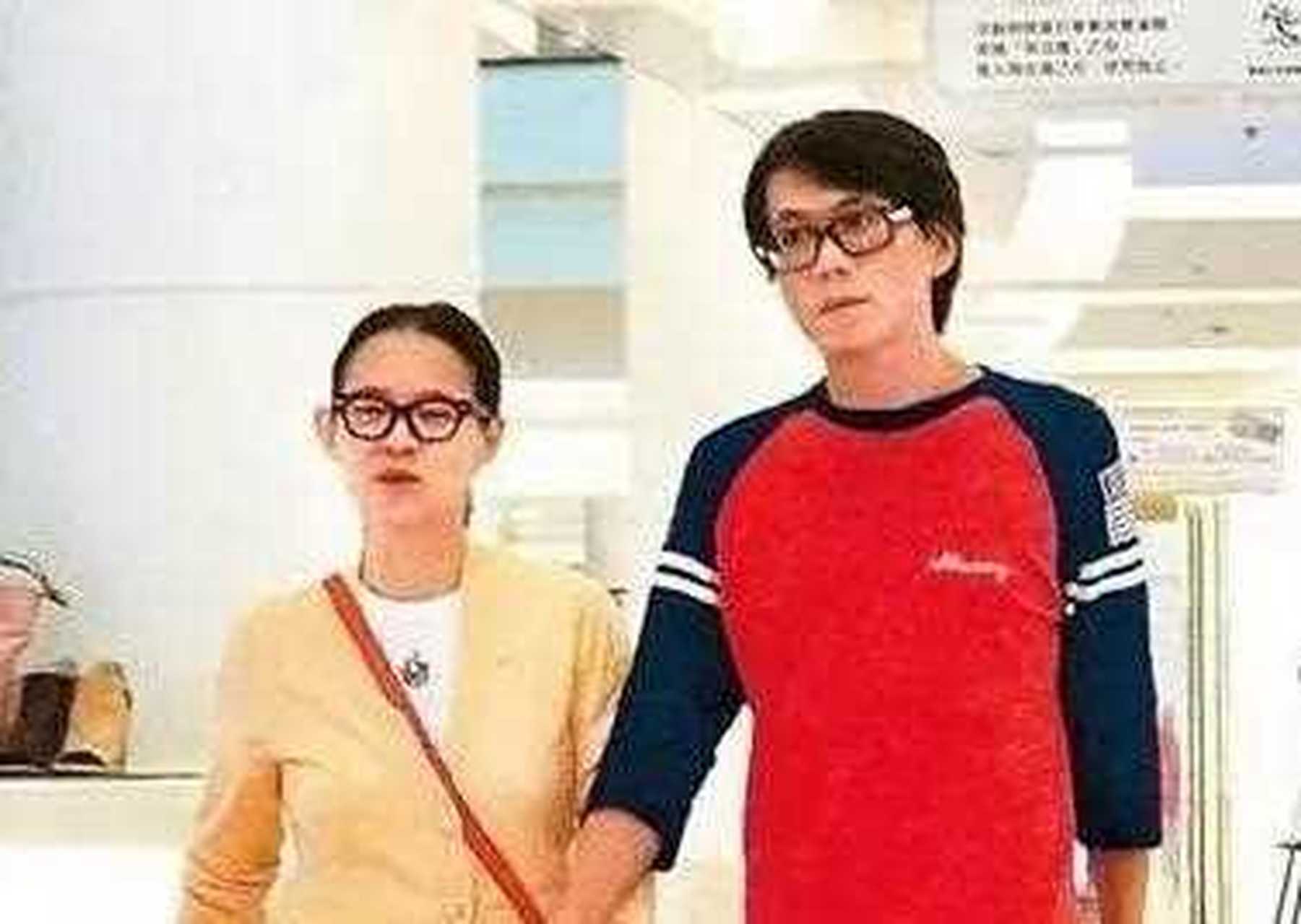 一次,曾宝仪和男友开视频通话,男友林明谦无意发现曾志伟光着上半身