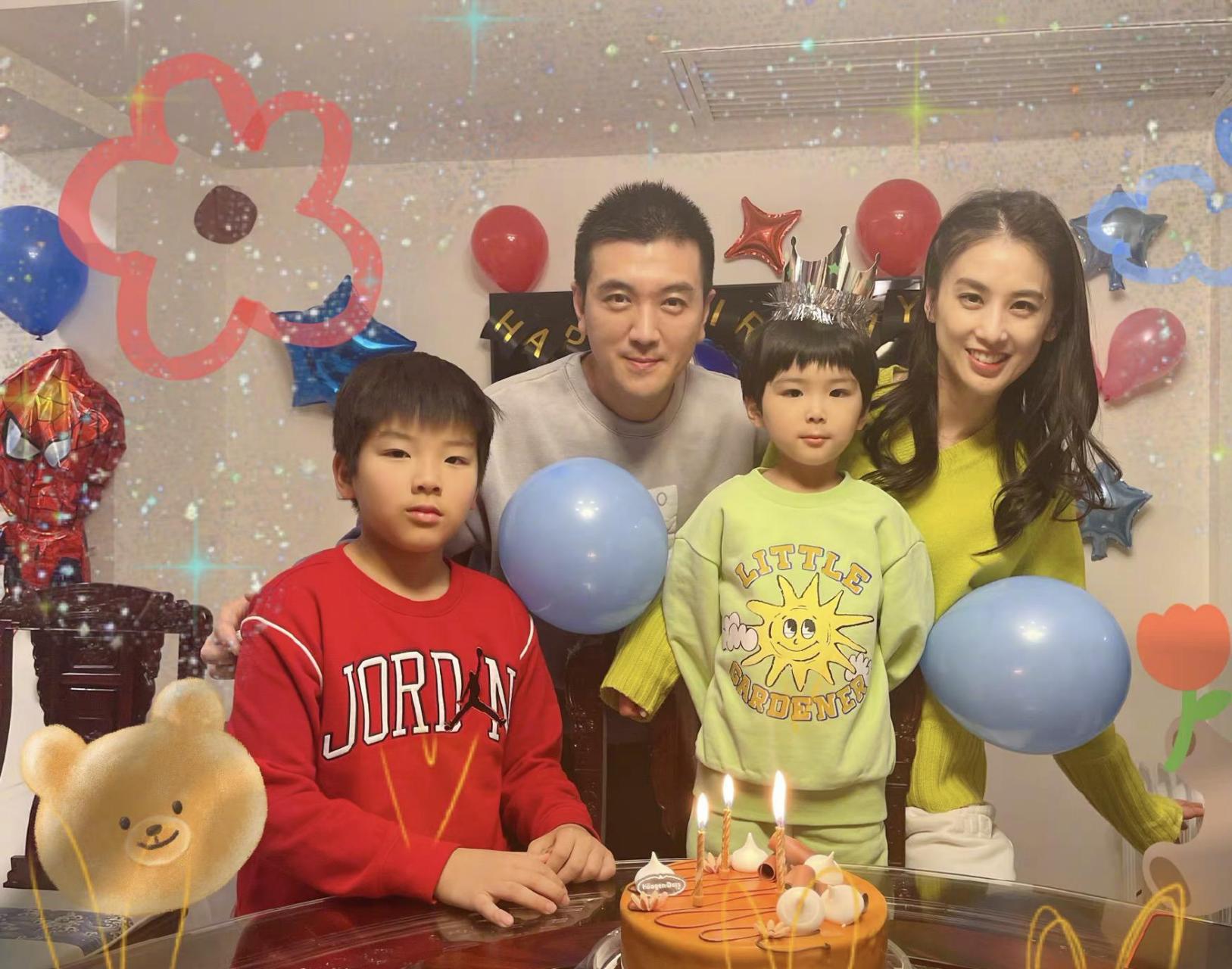 黄圣依杨子一家四口同框,俩儿子虎头虎脑,豪门生活惬意