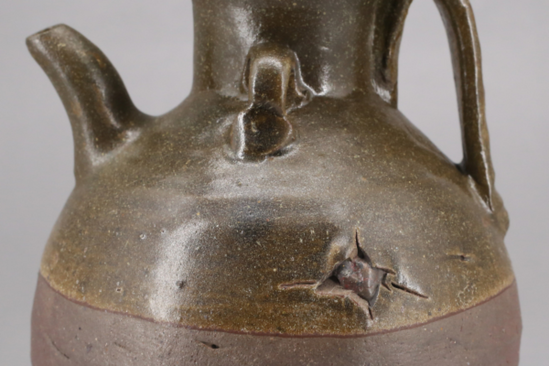 瓷器鉴赏# &此件宋·酱釉两系执壶,口径8cm,高17.8cm,底径8.