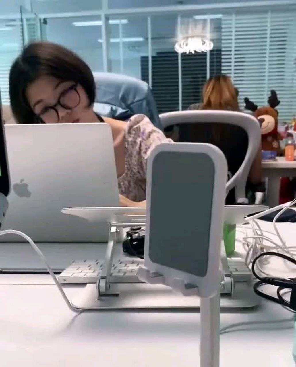 好家伙,女同事的鞋子上挂两个铃铛是什么意思?[鄙视]