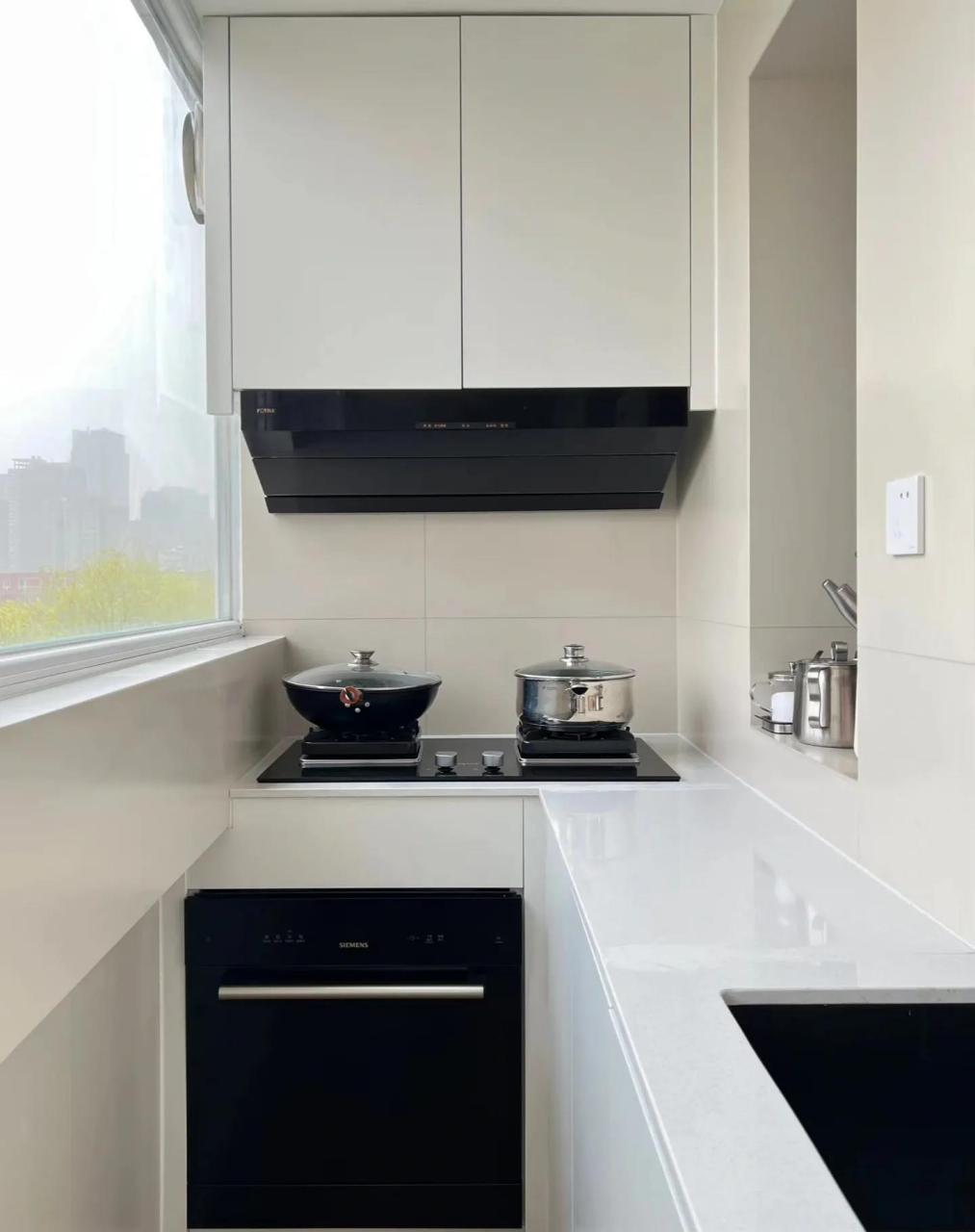 北京90后小夫妻改造老破小,5米阳台改成厨房,网友:太酷了!