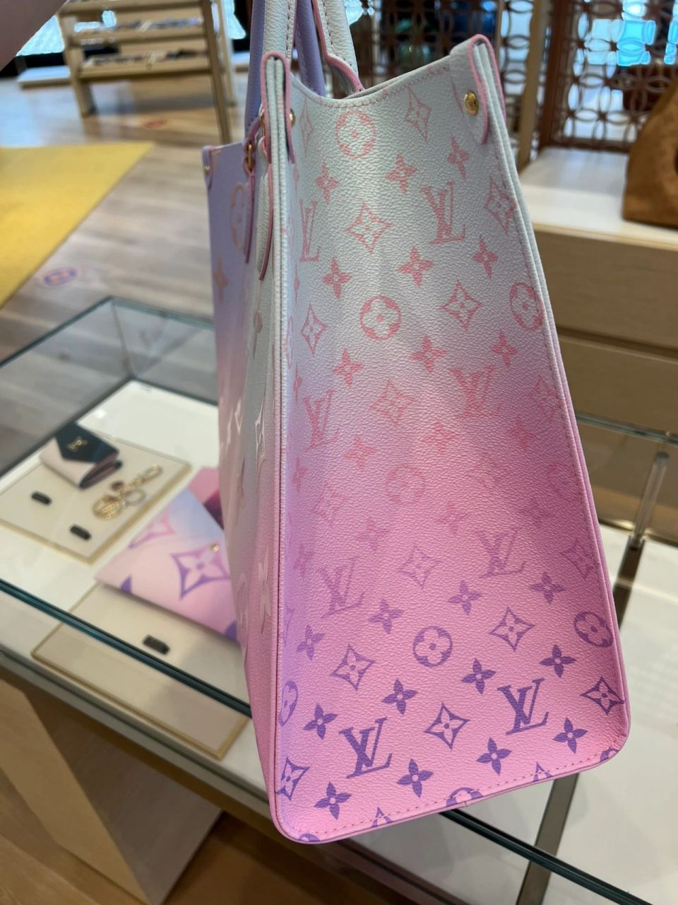 lv渐变粉色琴谱包包 前些日子种草了lv春夏新款迷你琴谱包,怕成为时代