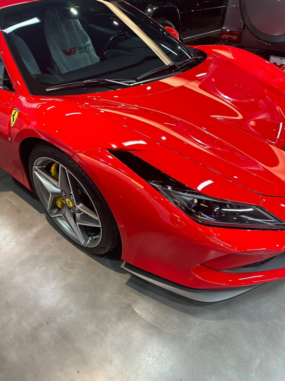 法拉利红f8  法拉利红f8,一款激情四溢的超级跑车.