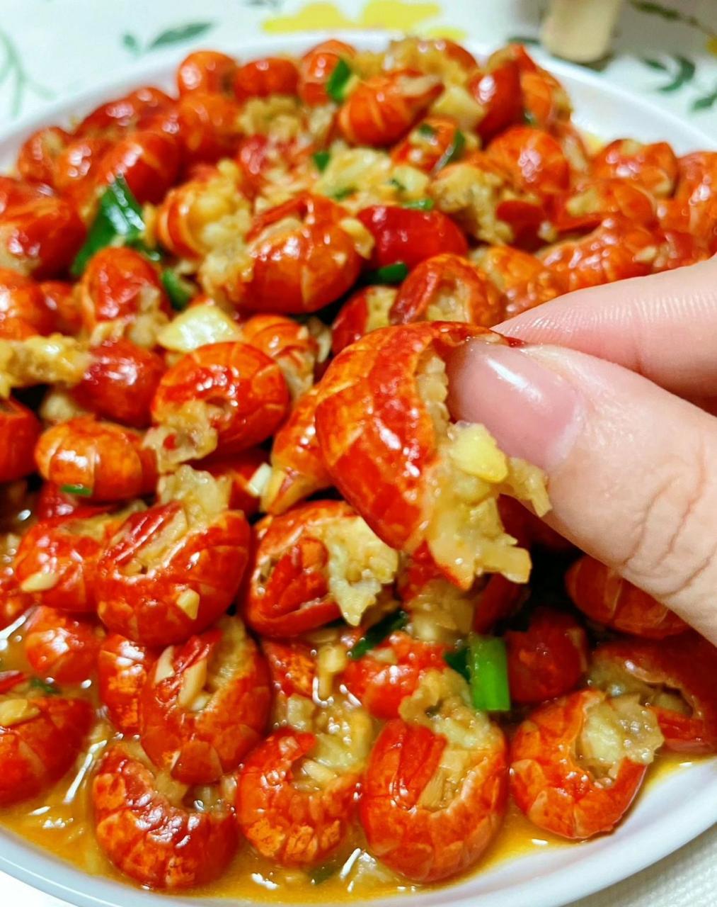 于是买了龙虾尾解解馋巨巨巨好吃,蒜香味十足,一口嗦一个,不用剥壳