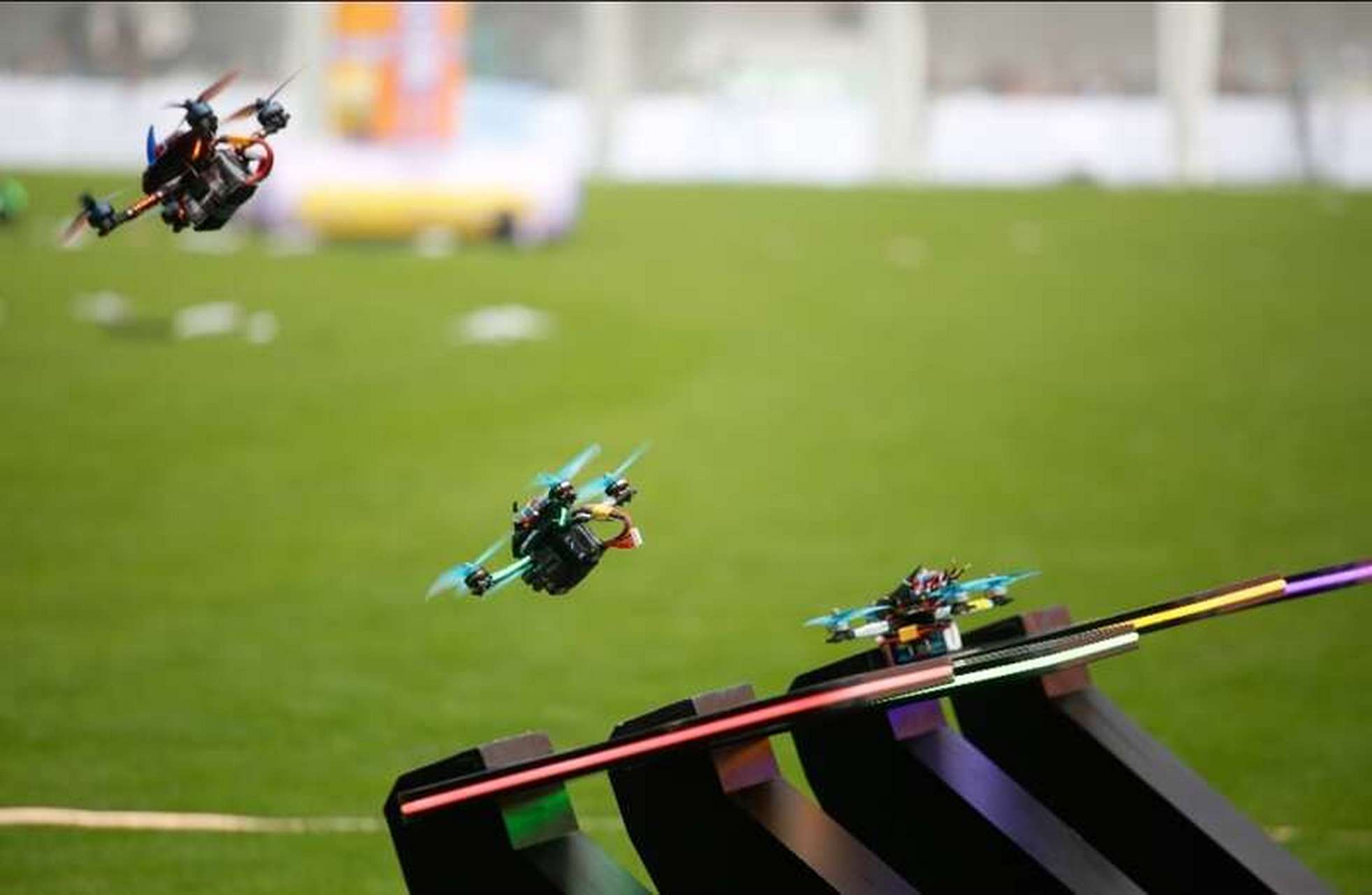 【220多名无人机竞速飞手争夺国家队"入场券",最小选手年仅7岁】日前