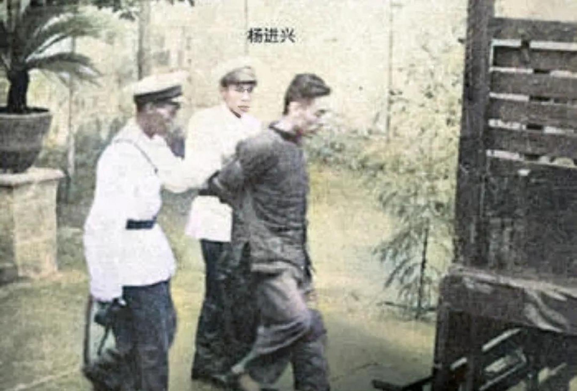 1958年,国民党白公馆监狱,看守所长杨进兴被押赴刑场枪决时,现场一张